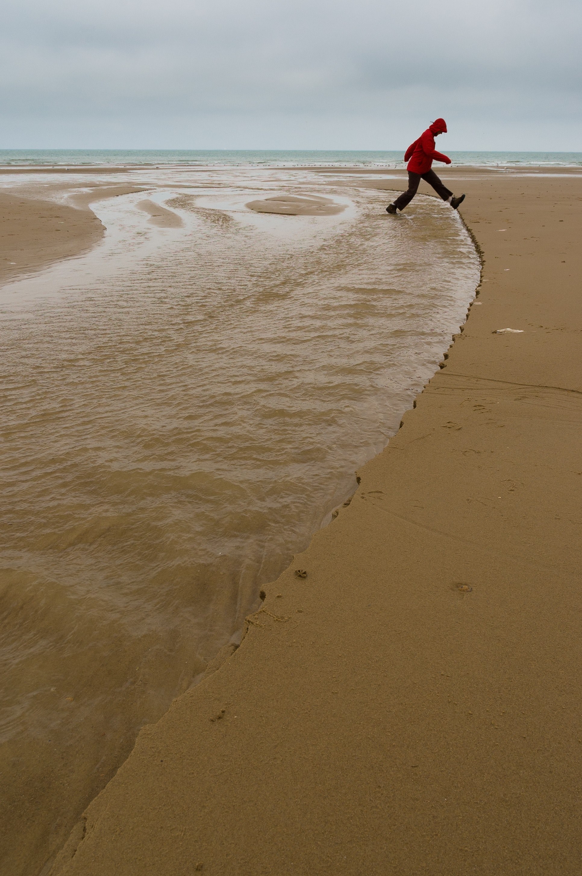 crossing a stream at low tide 4k, Phone HD Wallpaper