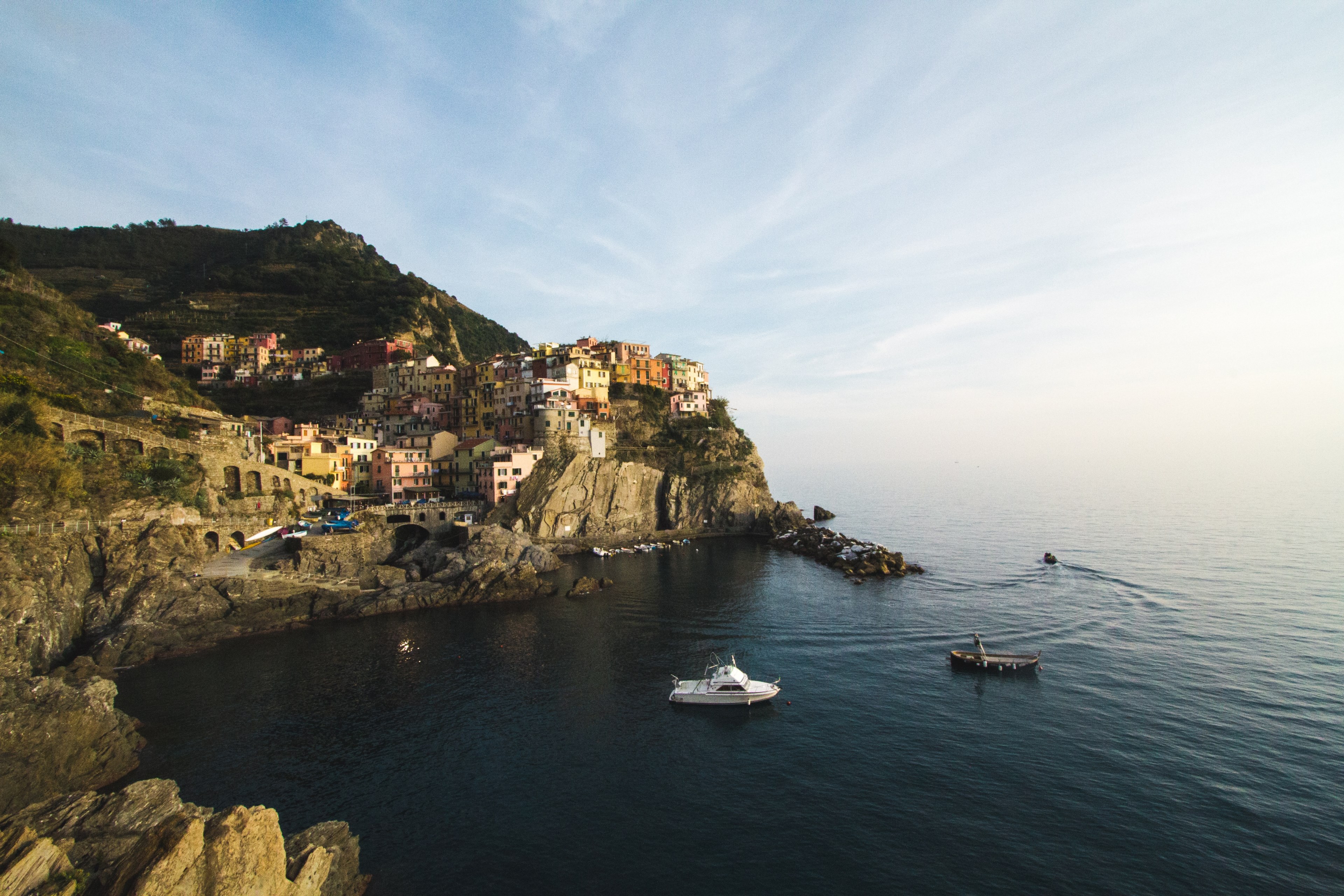 boats pull into the shore of a hillside villa in italy, 5 cities hike 4k, HD Wallpaper