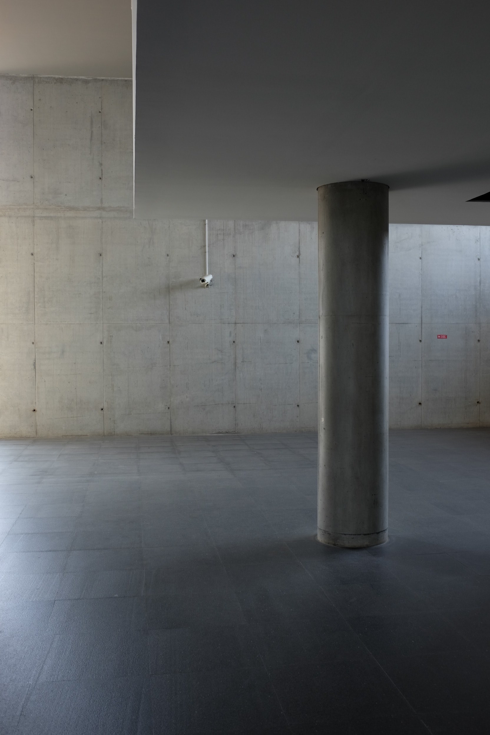 the inside of a building made of concrete walls with a platform supported by pillars, _building interior lisbonne 4k, Phone HD Wallpaper