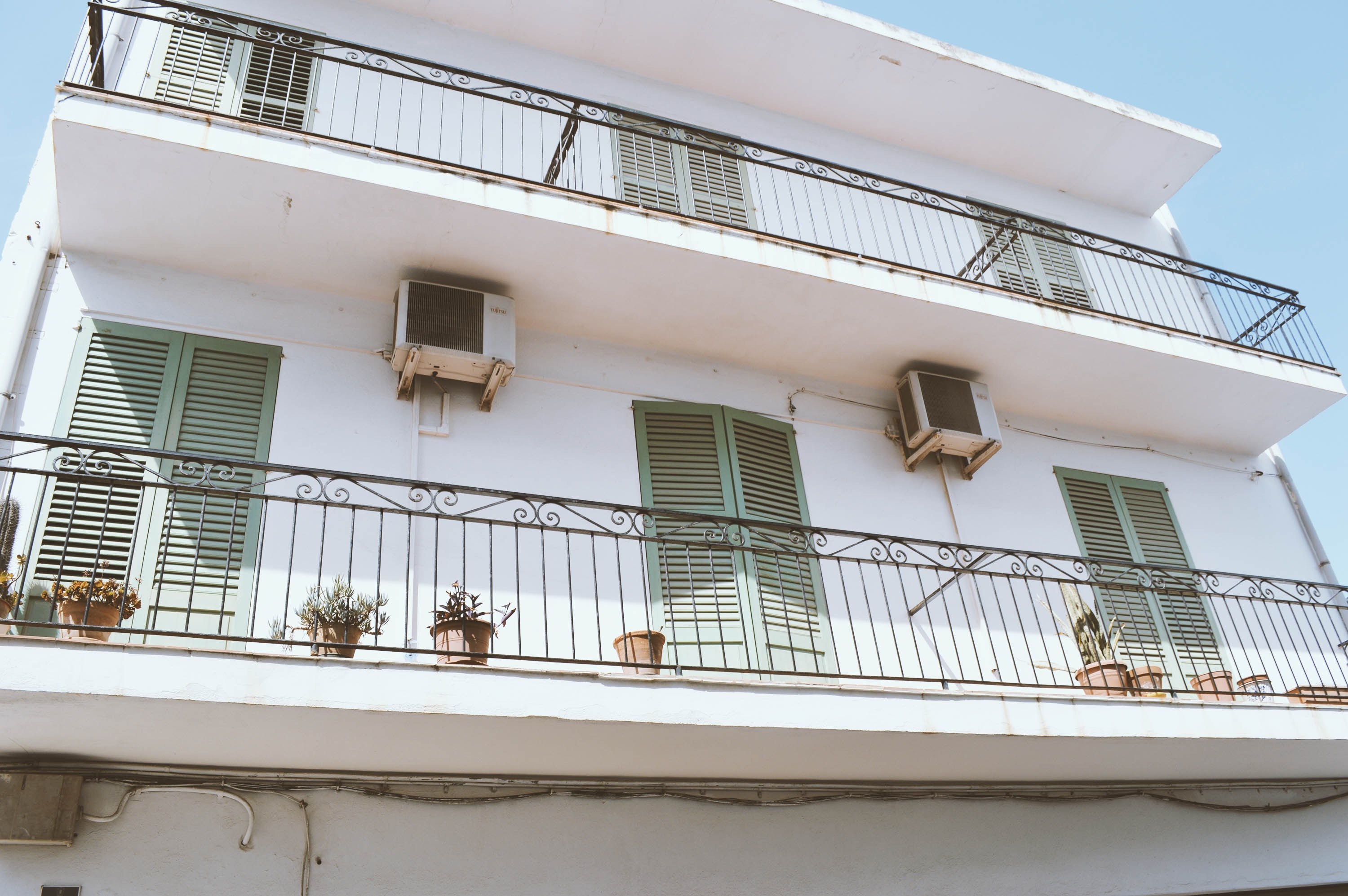 summer vacation apartment with balcony and a relaxing view, summer holiday building 4k, HD Wallpaper