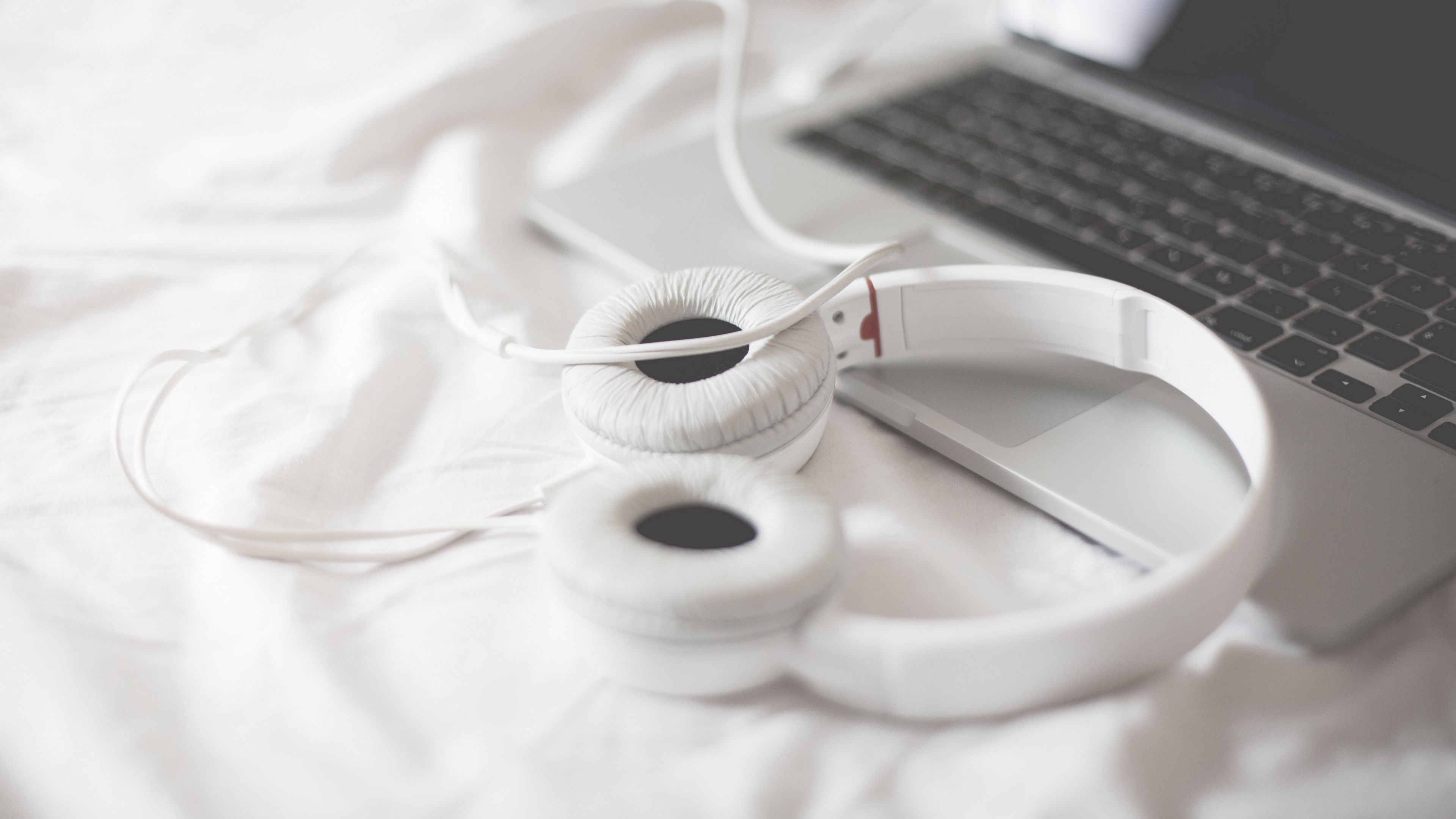 headphones, laptop, macbook, apple, 4k, HD Wallpaper