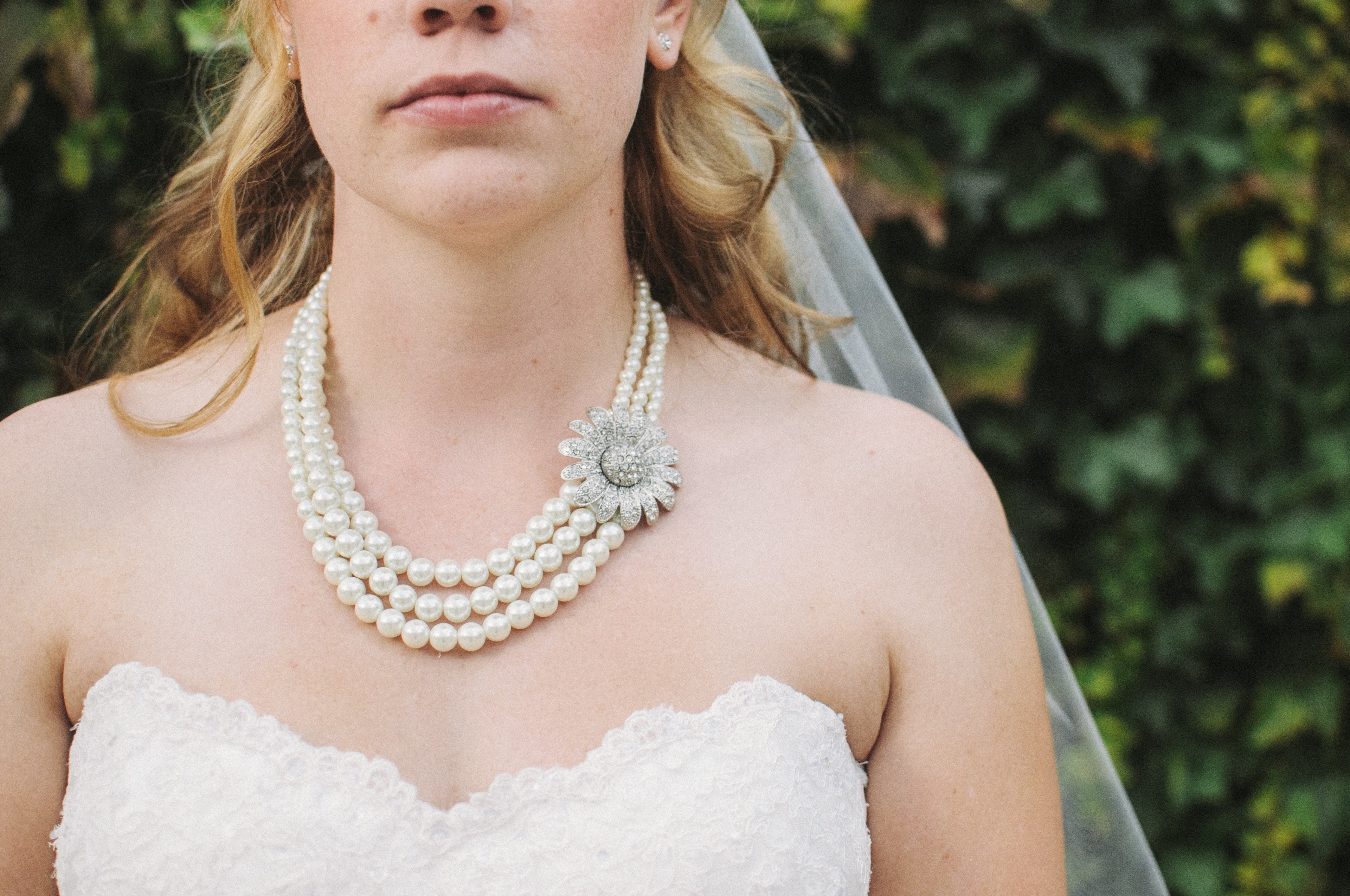 a close up of a brides chest showing her wedding dress veil and pearl necklace, london bride with pearls 4k, HD Wallpaper