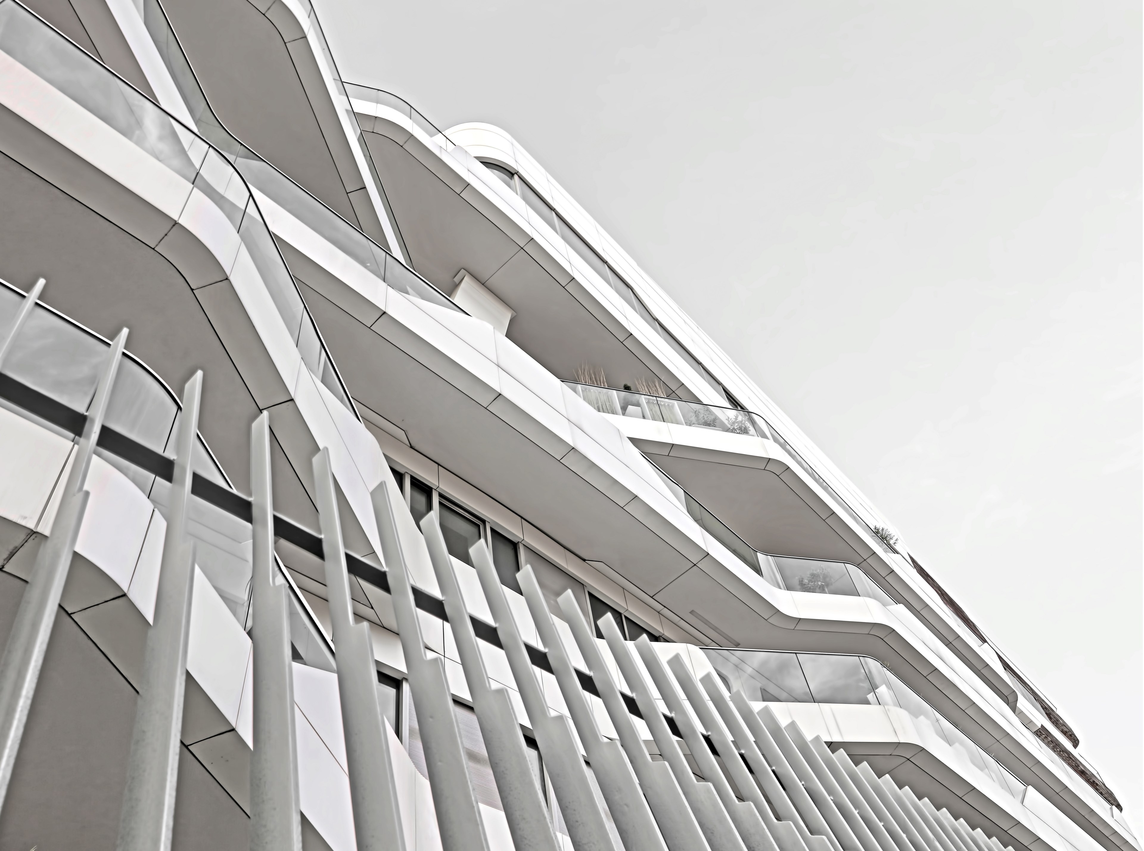 patterns formed by unique white architecture on an office building, white corporate offices 4k, HD Wallpaper