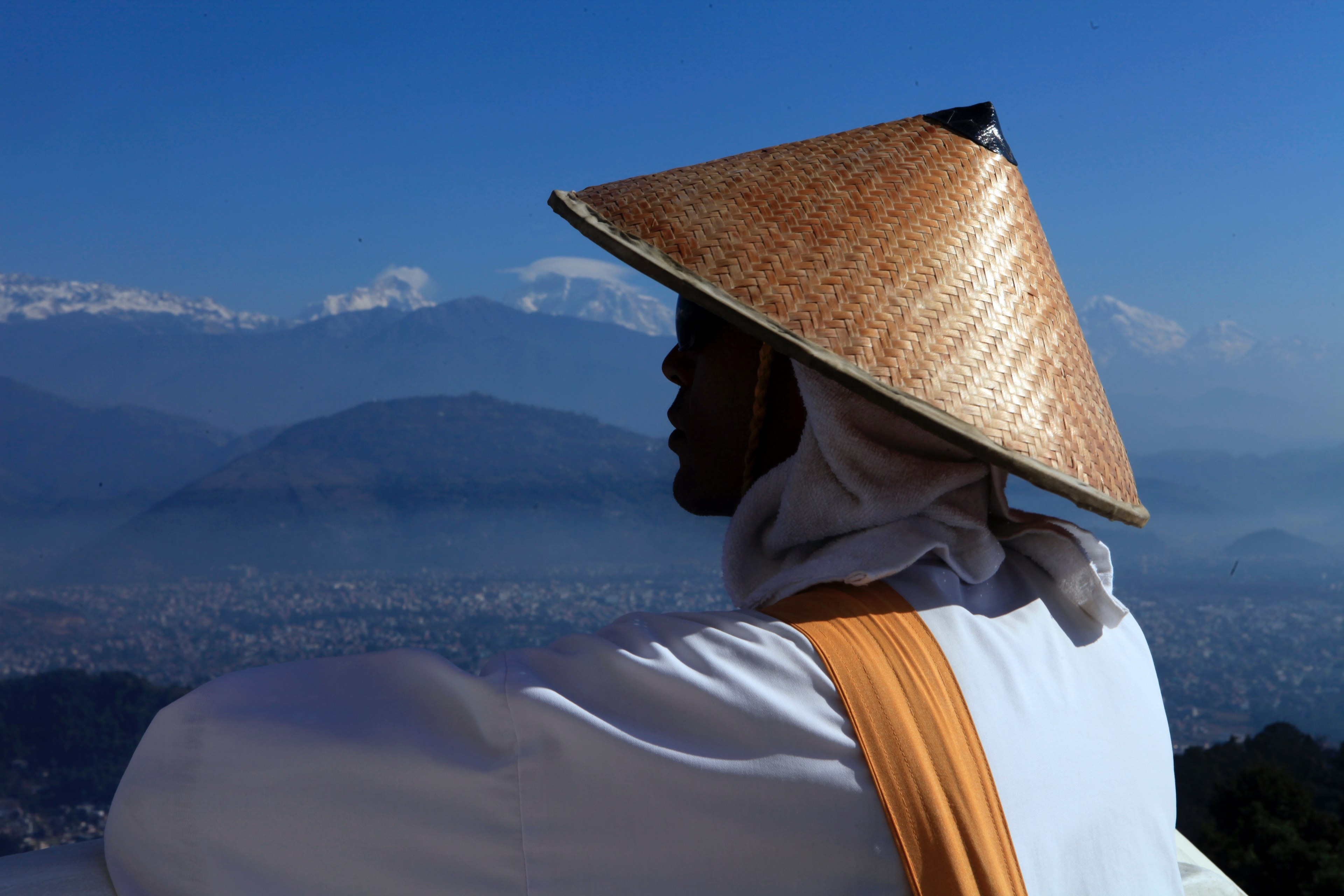 person in a robe and asian conical hat looking out at mountains, conical hat 4k, HD Wallpaper