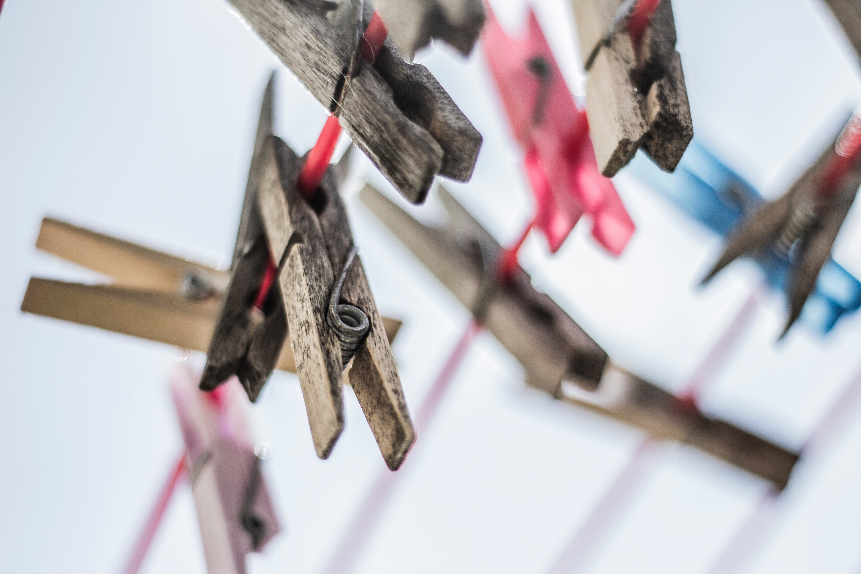 rustic clothespins hung on a laundry line, out to dry 4k, HD Wallpaper