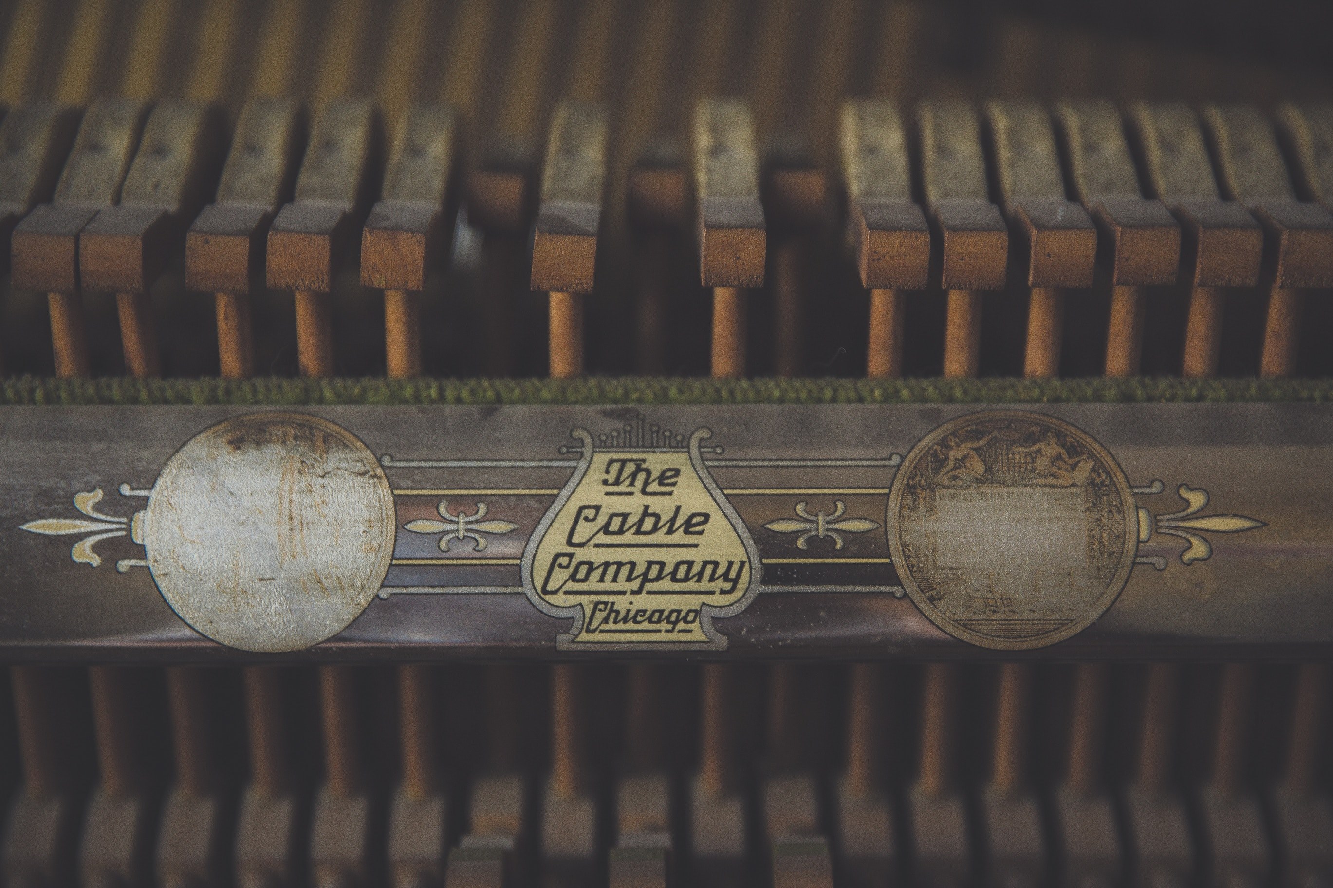 macro shot of a dusty vintage piano, _cable company 4k, HD Wallpaper