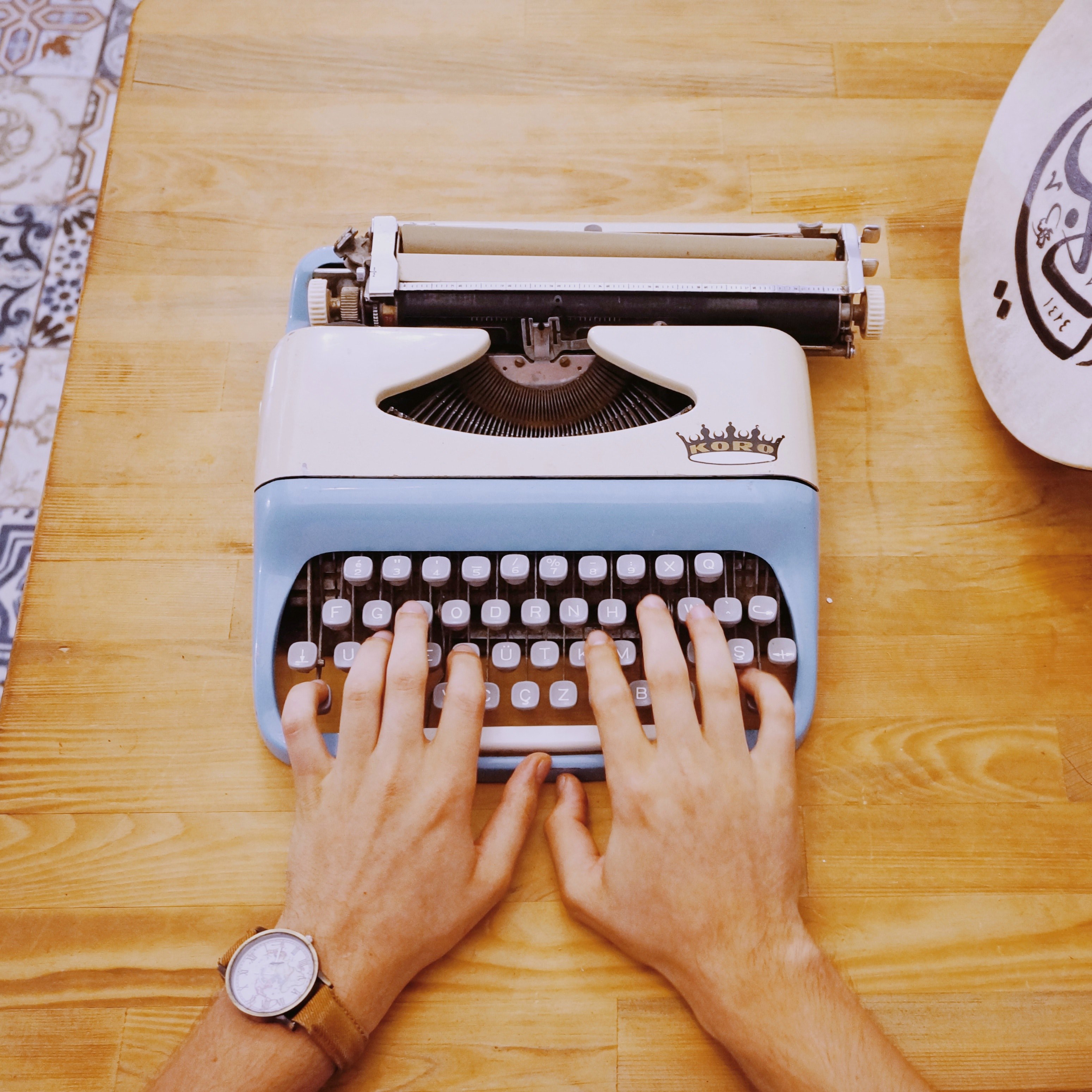 desk hand blogging and author 4k, HD Wallpaper