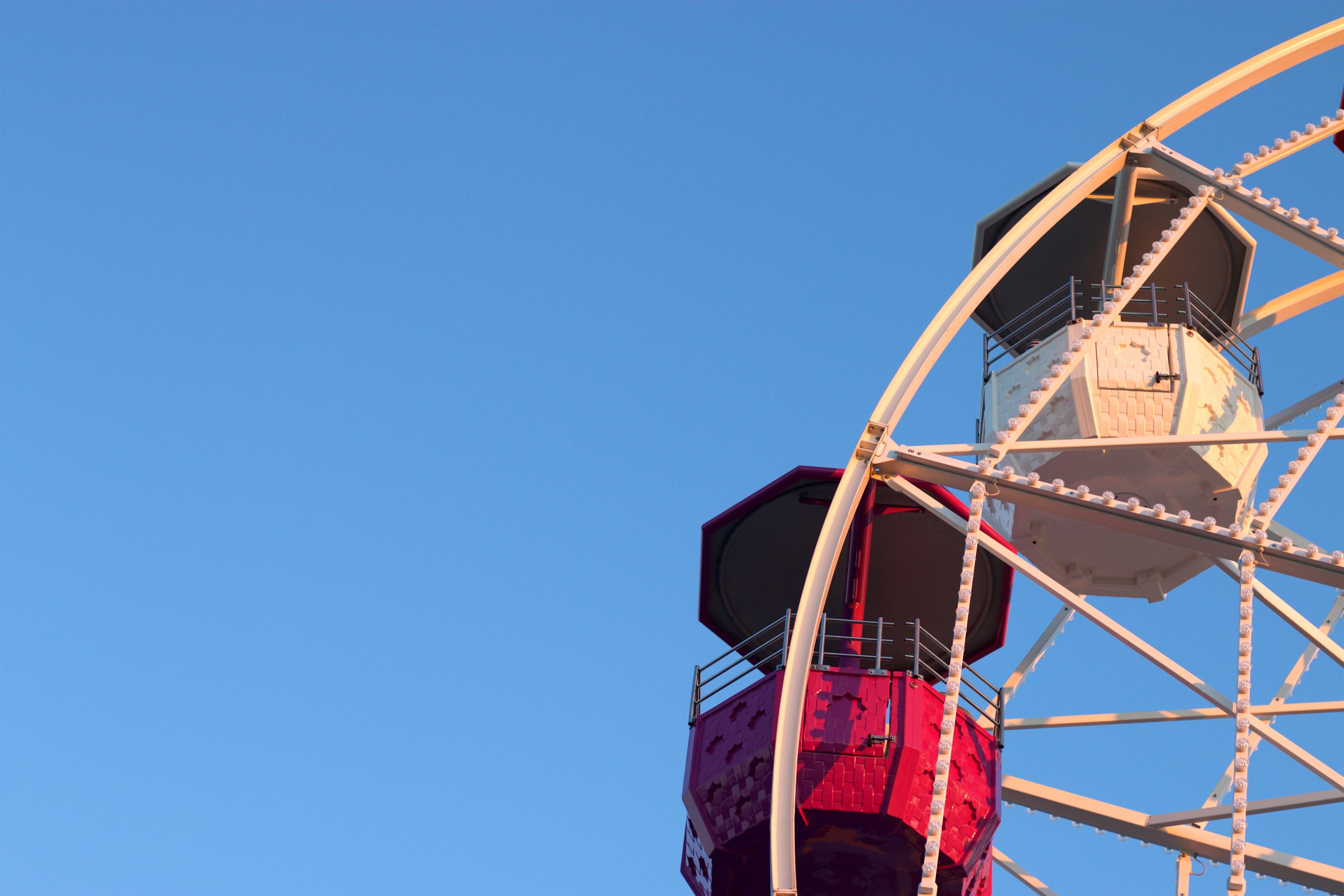 fancy and colorful looking ferris wheel in tibidabo carnival, ferris wheel at tibidabo summer 4k, HD Wallpaper