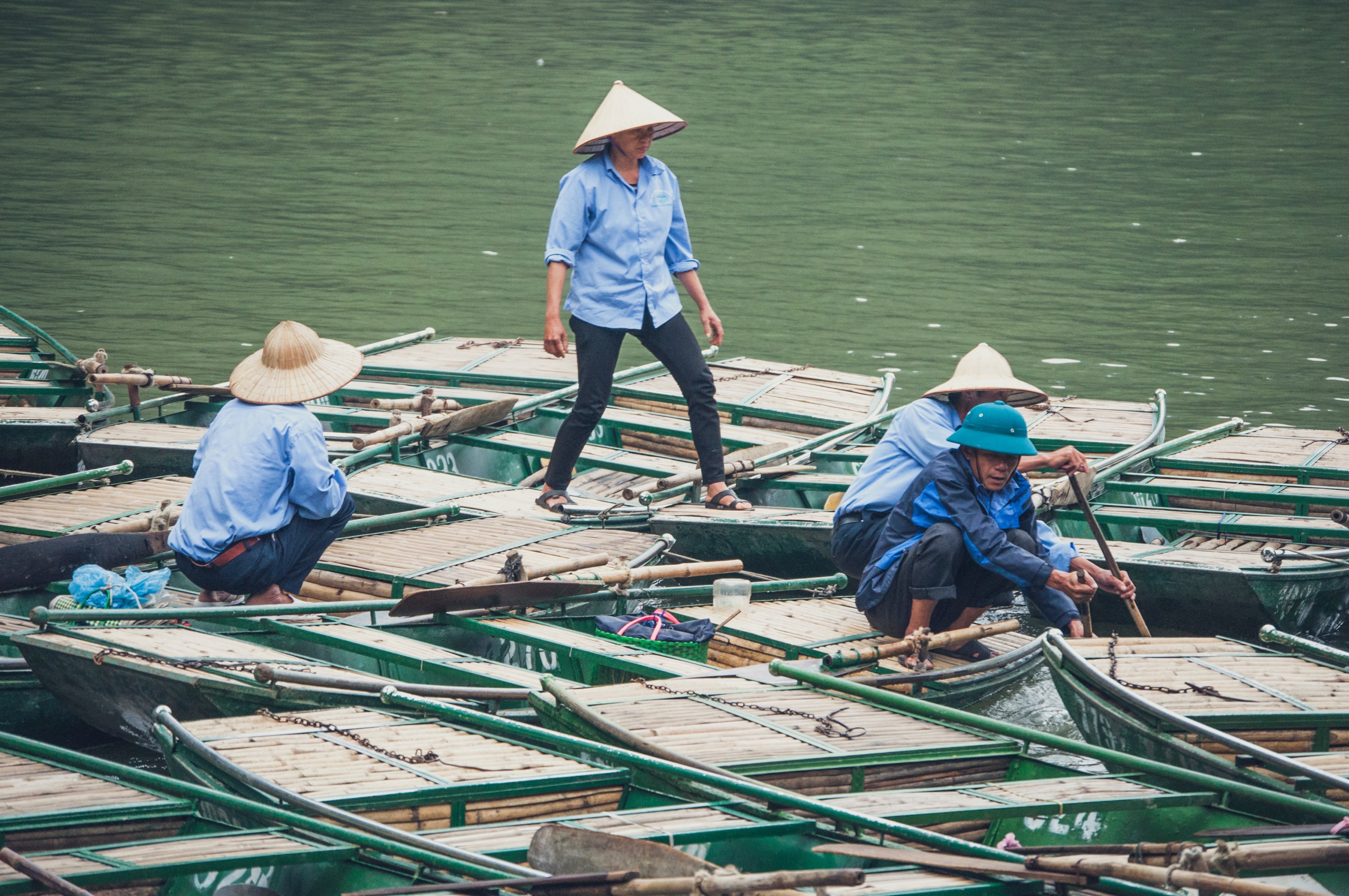 four fishermen prepare their boats for the day in vietnam, vietnam fishermen 4k, HD Wallpaper