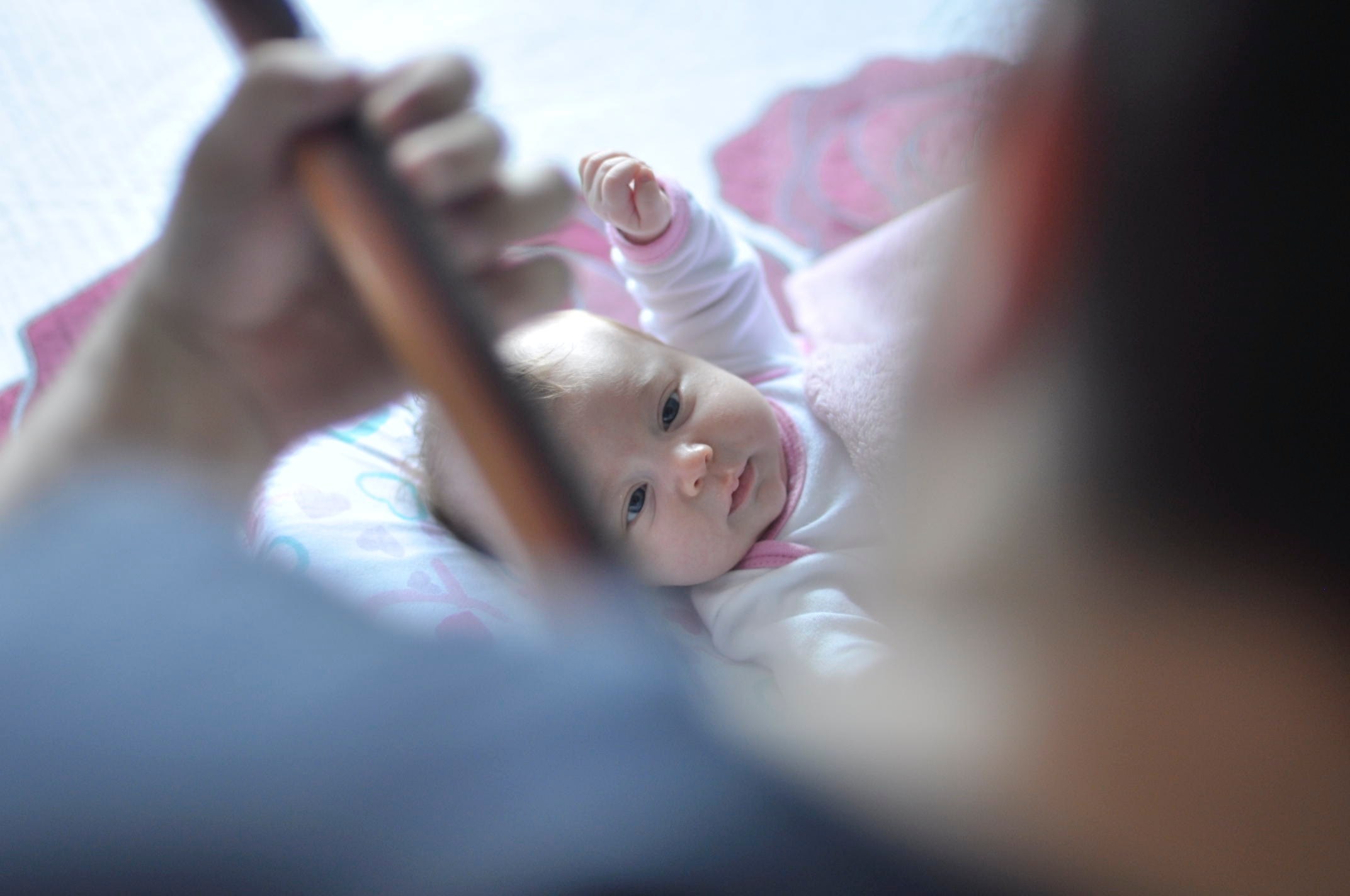 a father plays guitar for his baby who lays on the bed watching, _listen to the peace 4k, HD Wallpaper