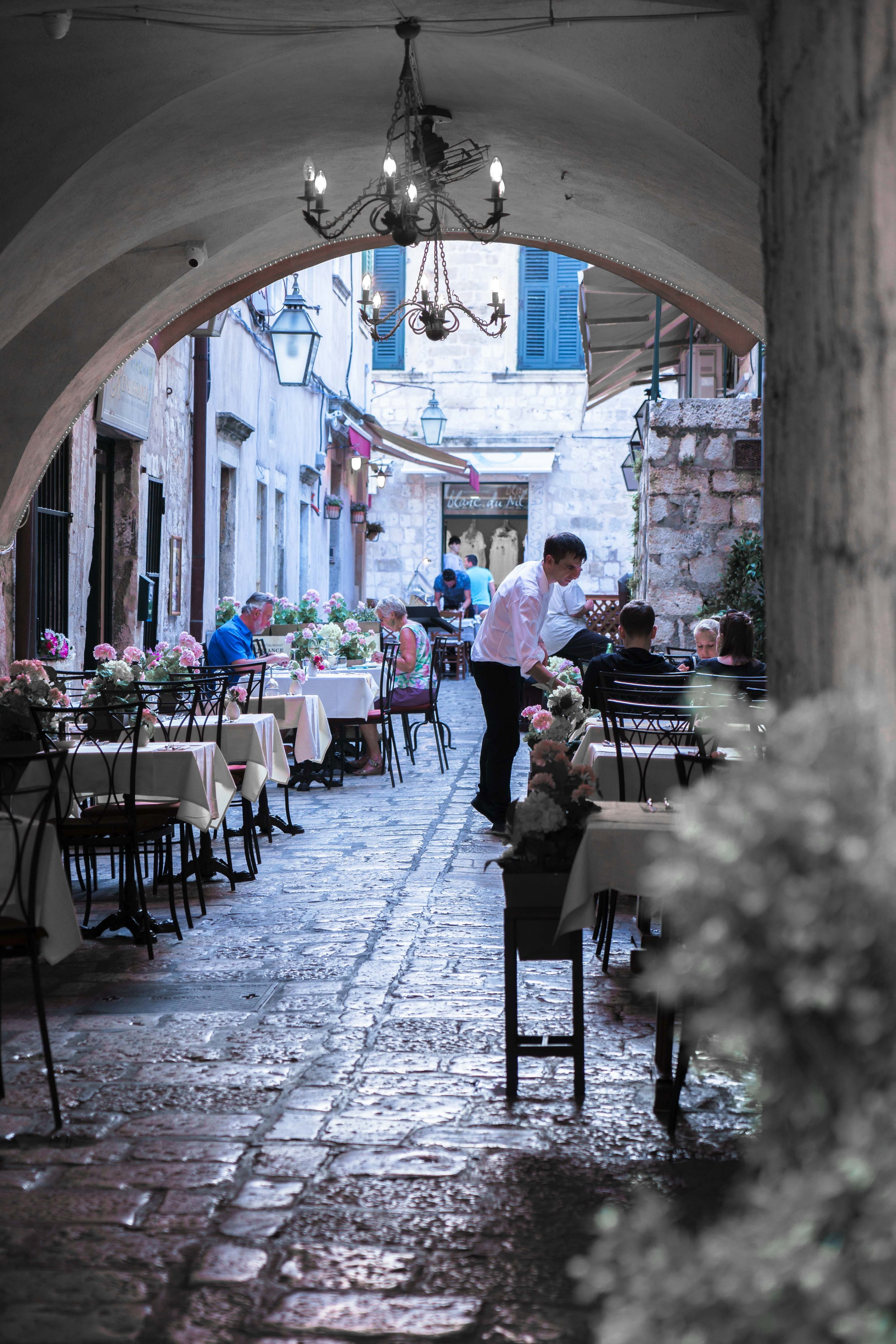 peaceful courtyard in a restaurant in dubrovnik 4k, Phone HD Wallpaper