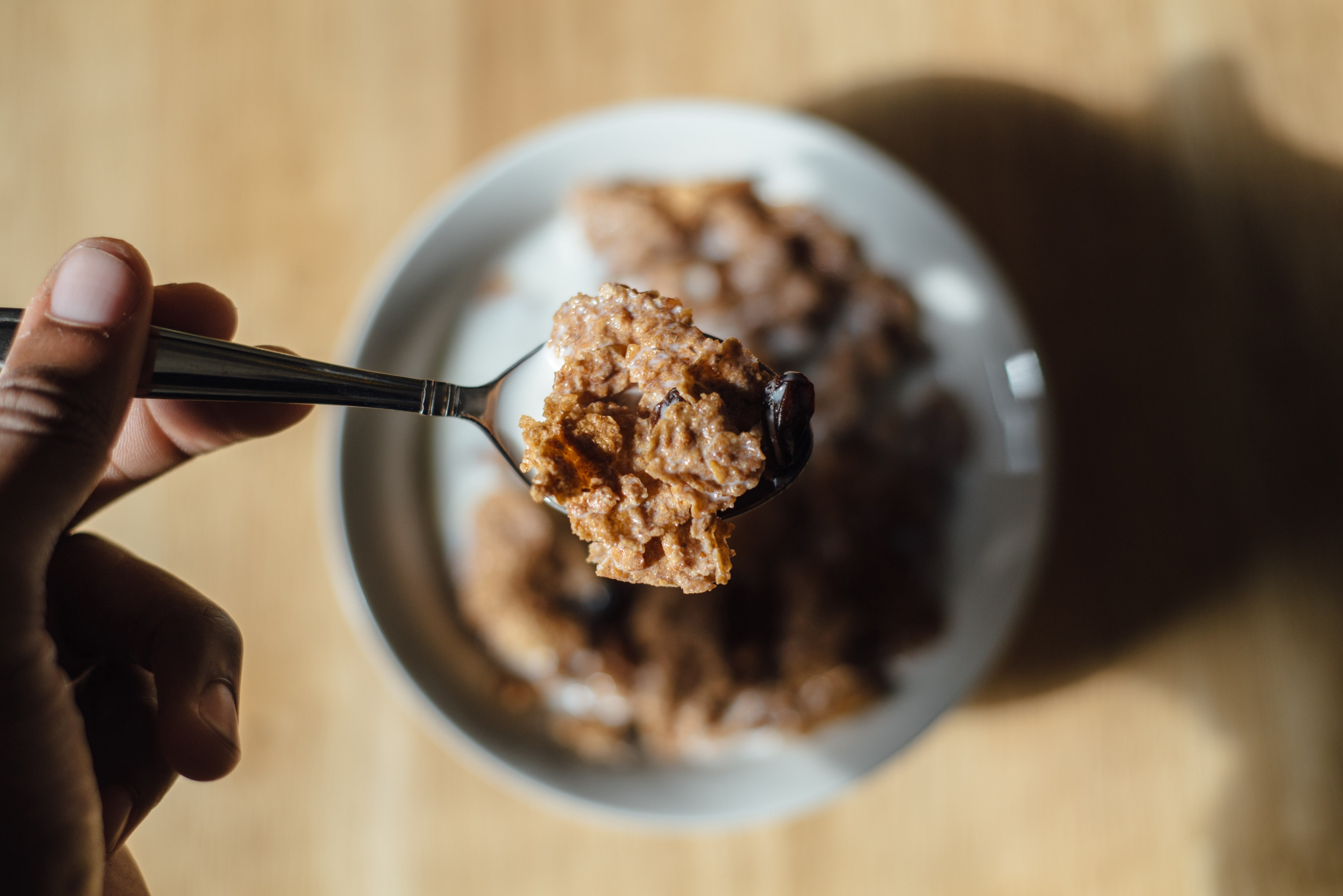 a person holding a spoon full of cereal over a bowl of cereal and milk, cereal with milk 4k, HD Wallpaper