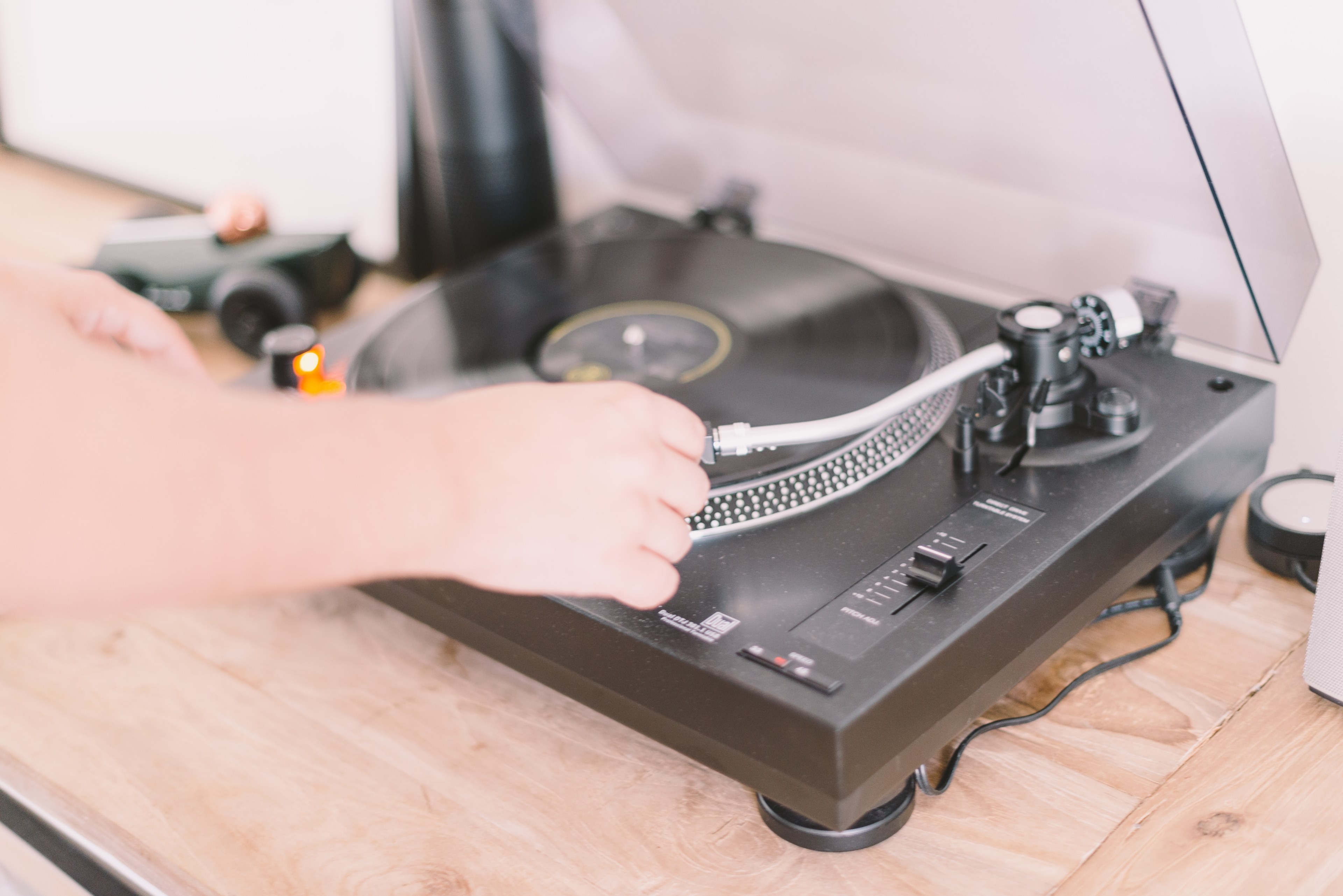 record player turntable vinyl and hand 4k, HD Wallpaper