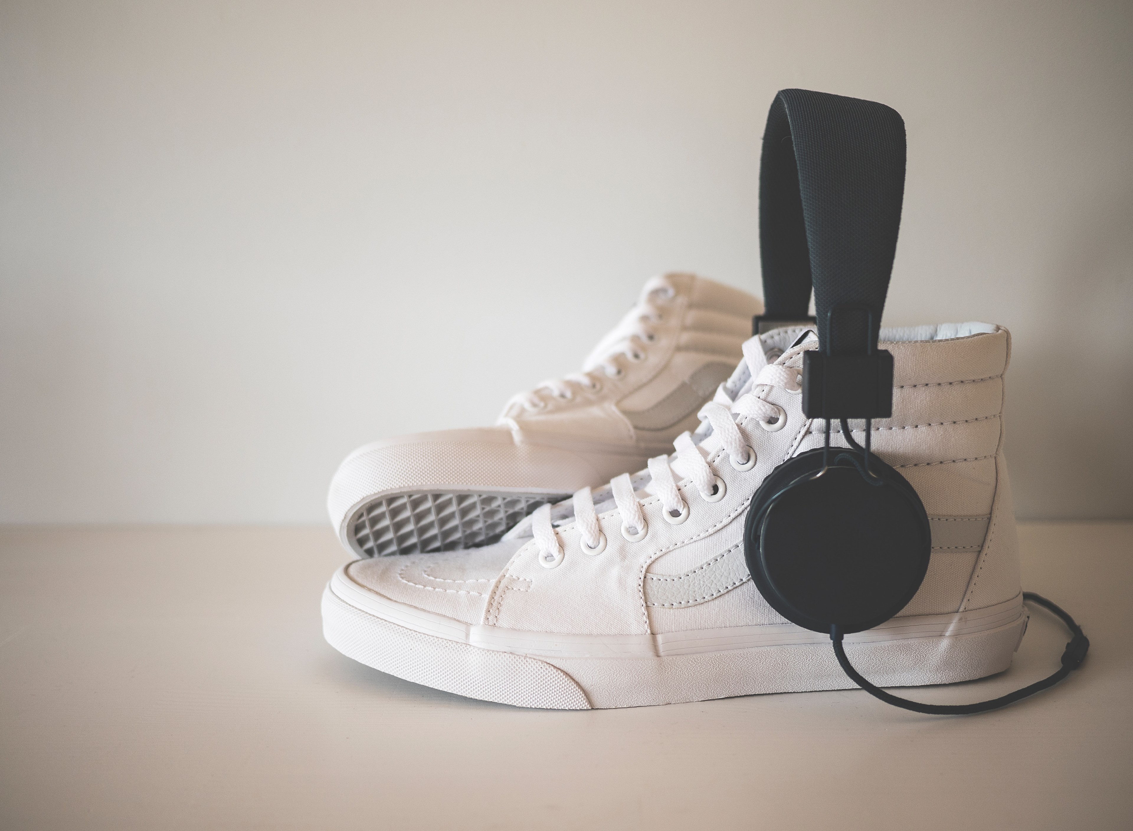 shoelace shoe white and listen 4k, HD Wallpaper
