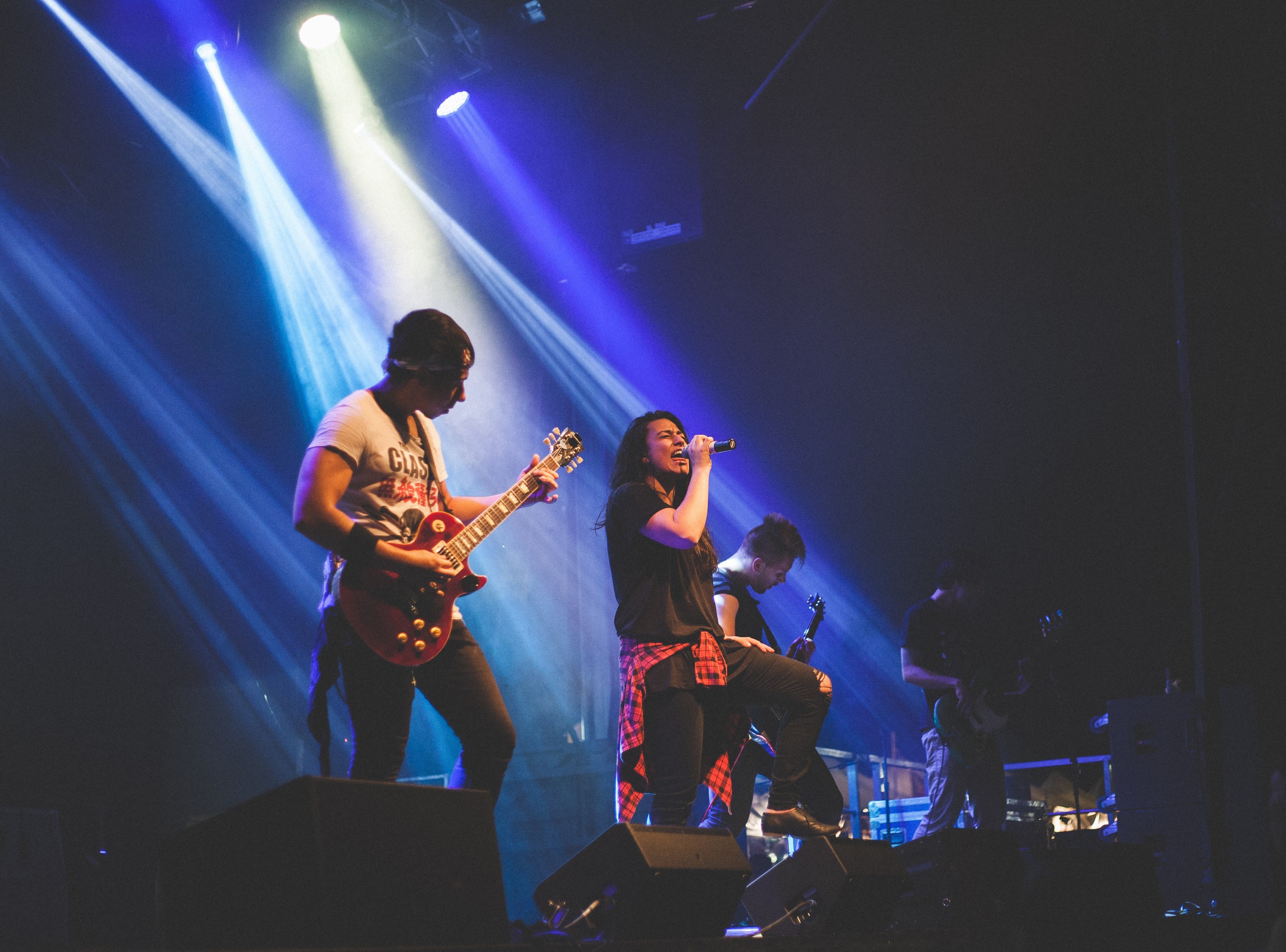 a rock band performing under blue light beams from the floodlights, rock concert in markham civic centre 4k, HD Wallpaper