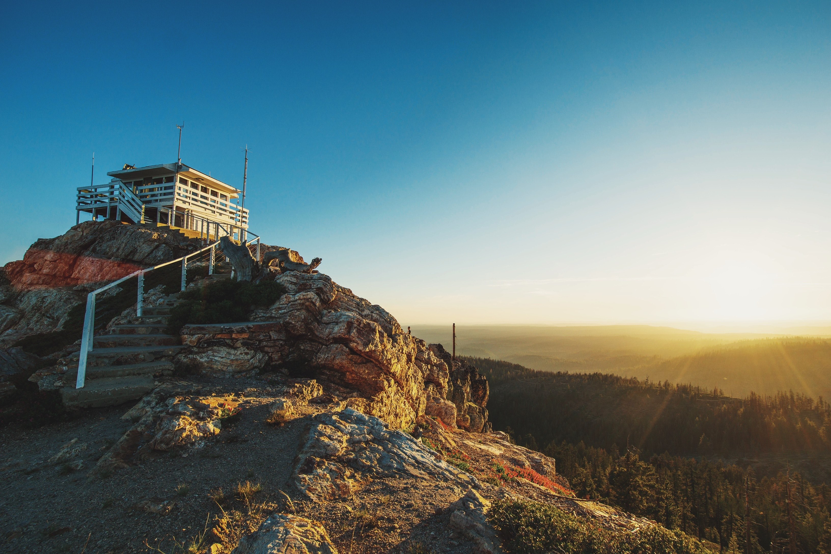 house at the top of a rocky mountain with the sun setting in the distance, house on rocky mountain 4k, HD Wallpaper