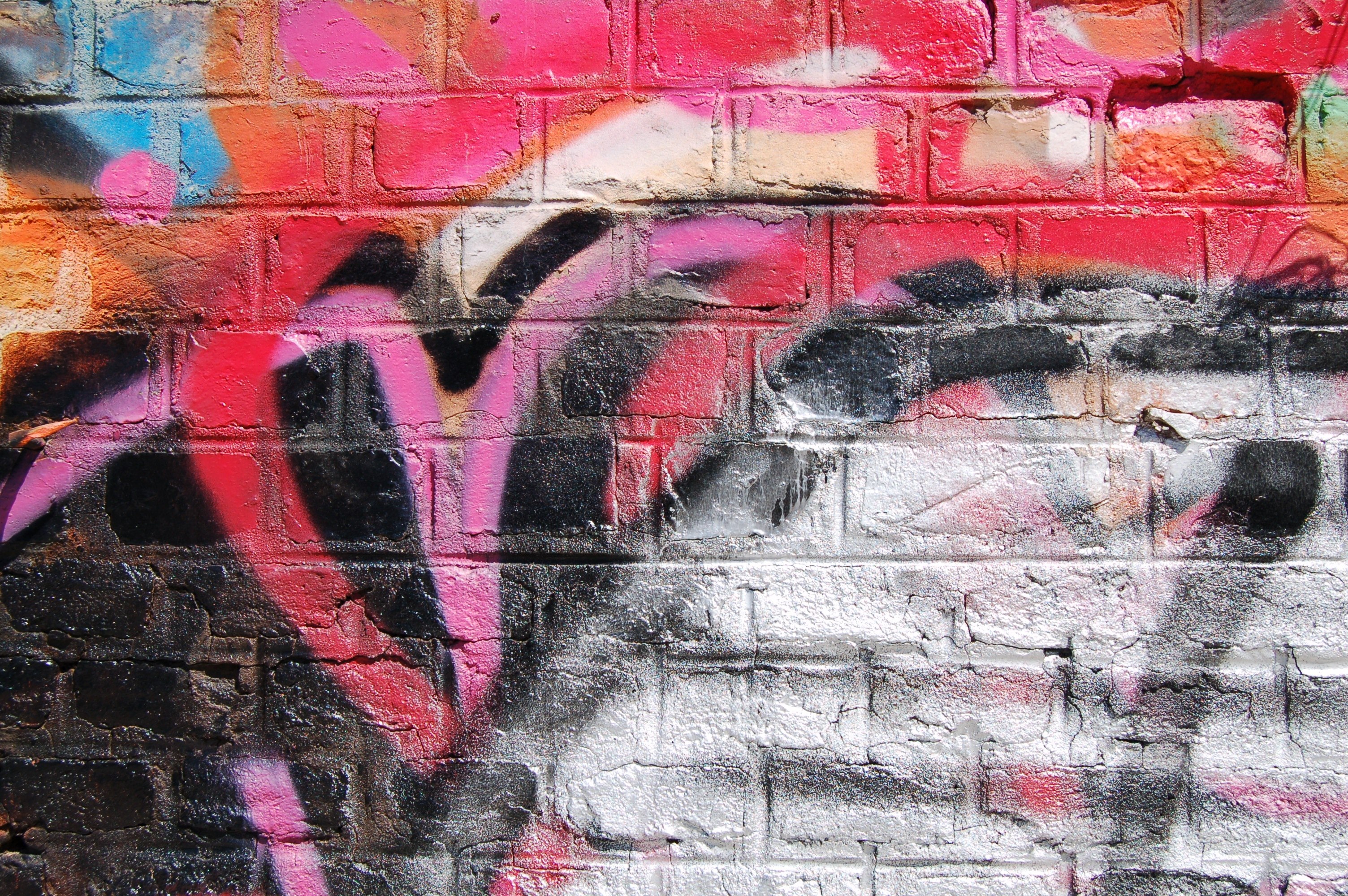 grunge graffiti on brick wall behind colorful tables and chairs in shoreditch, grunge graffiti 4k, HD Wallpaper
