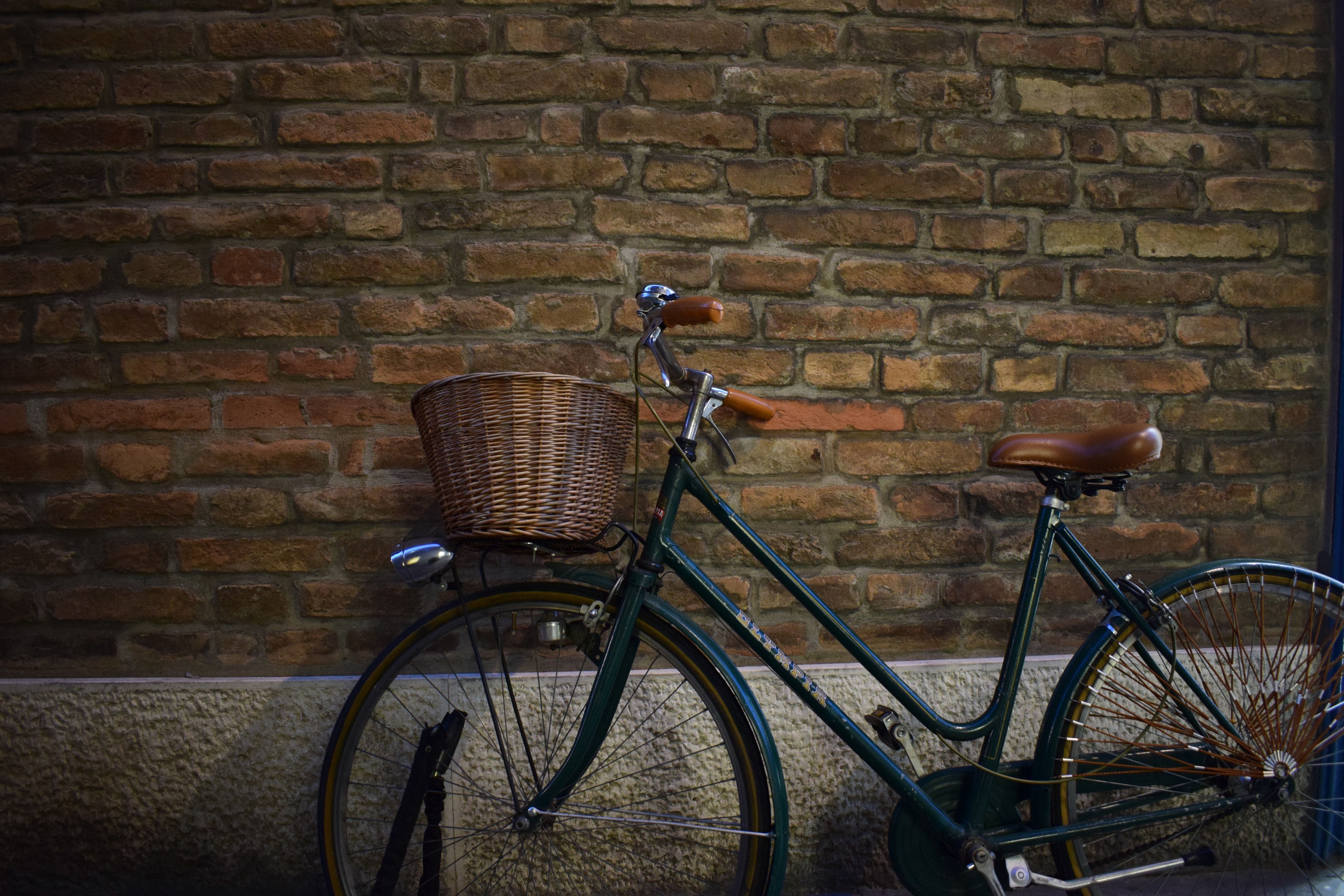 a bicycle with a wicker basket parked next to a brick wall, the wall 4k, HD Wallpaper