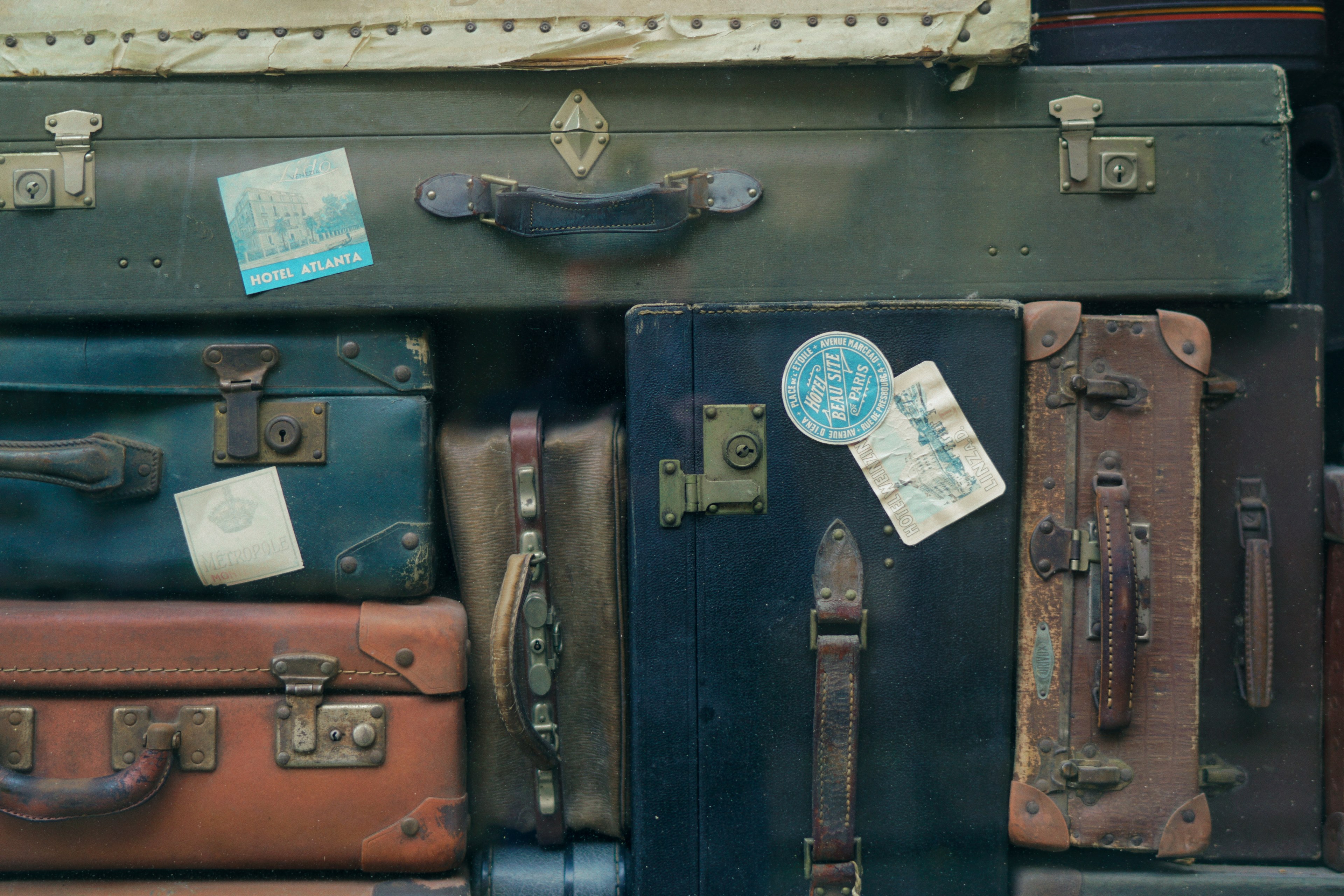 a stack of old suitcases, stack of luggages 4k, HD Wallpaper