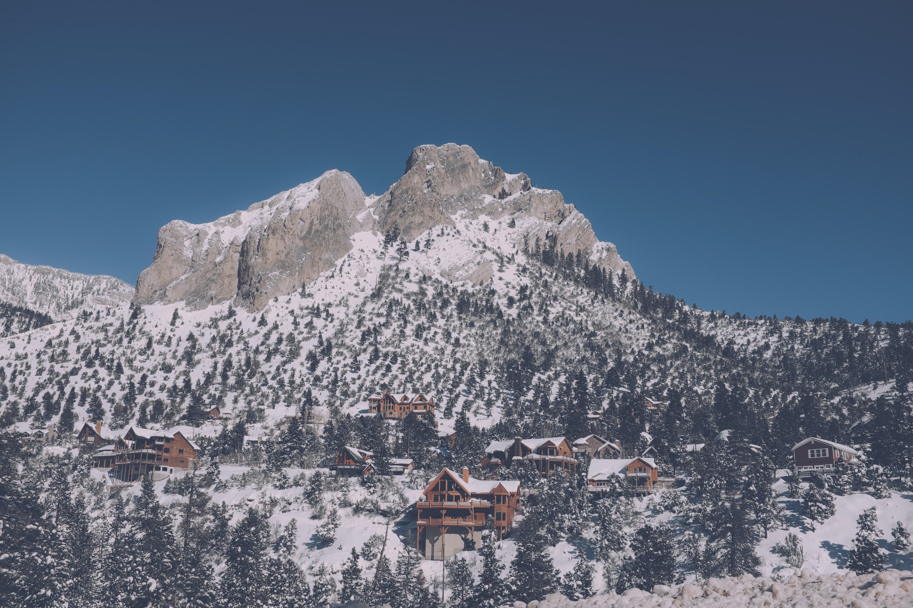 cabins among the forest of a snowy mountain landscape, mountain resorts on a slope 4k, HD Wallpaper