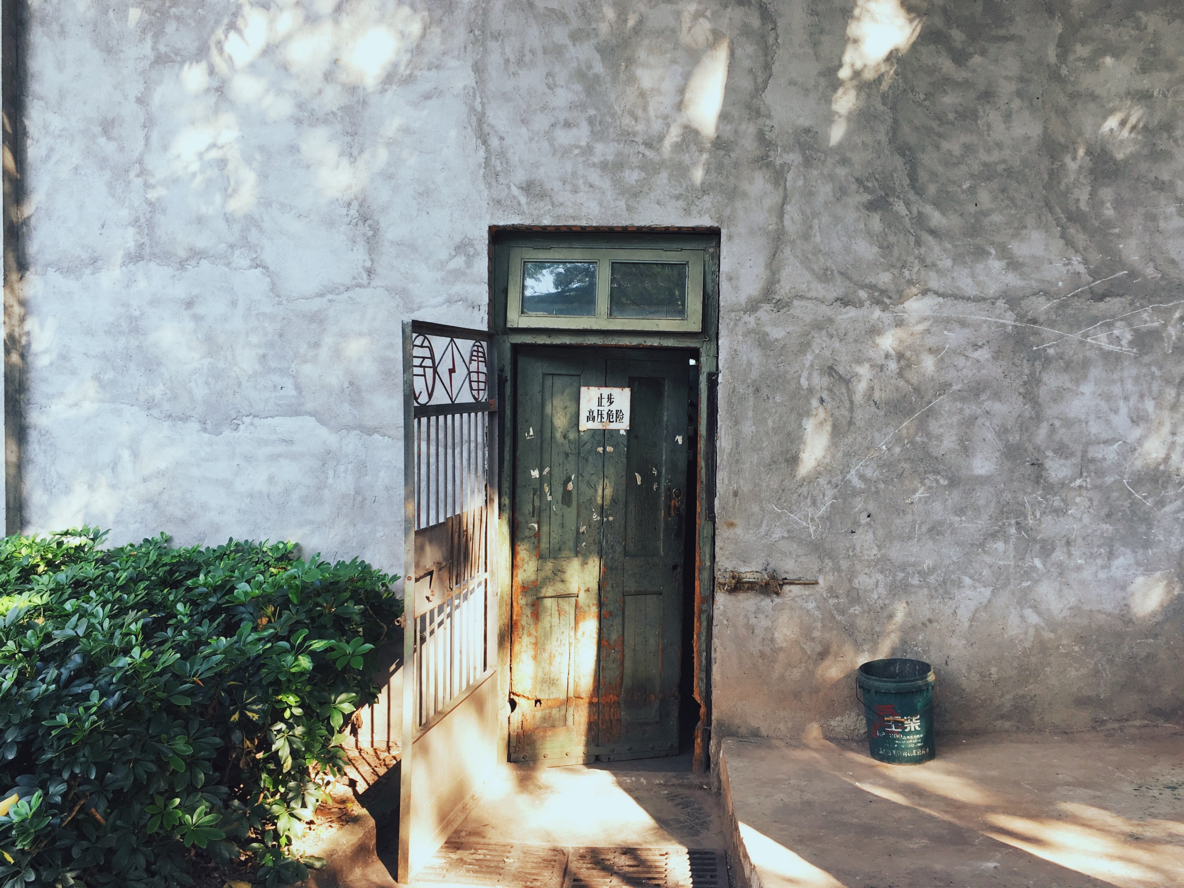 door doorway sunlight and shadow 4k, HD Wallpaper