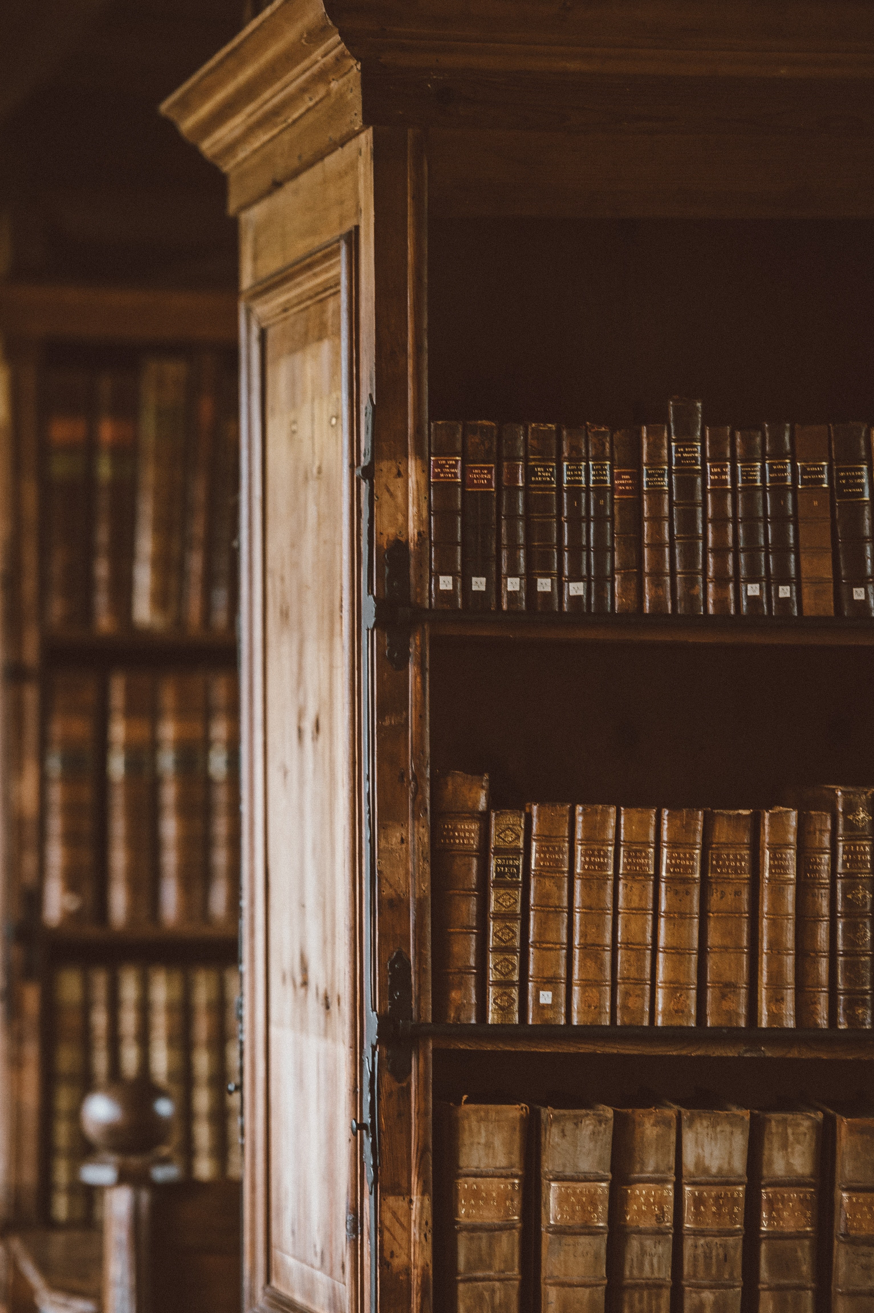 library in wells cathedral 4k, Phone HD Wallpaper