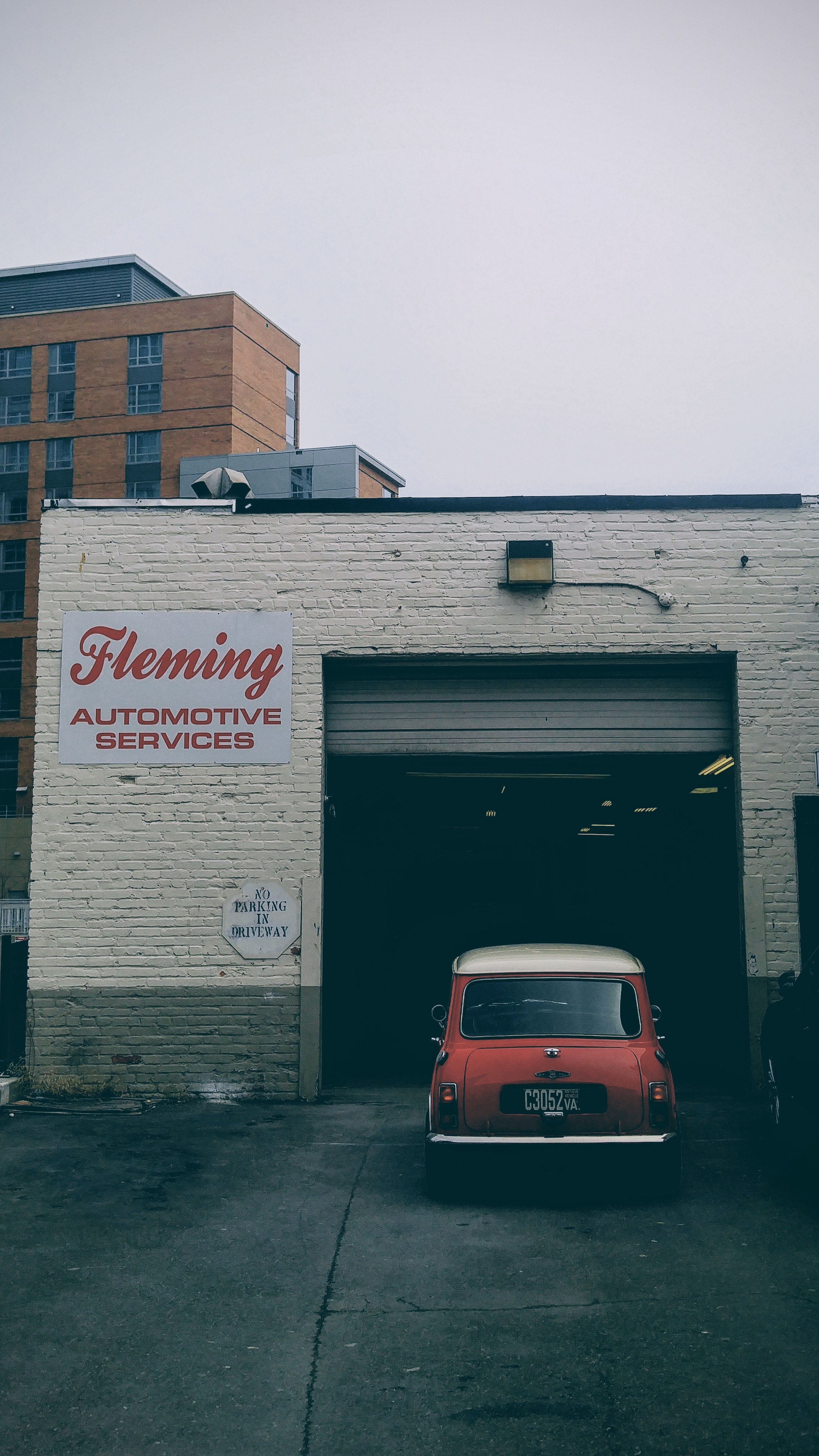 an older car going into a garage shop, _auto garage 4k, Phone HD Wallpaper