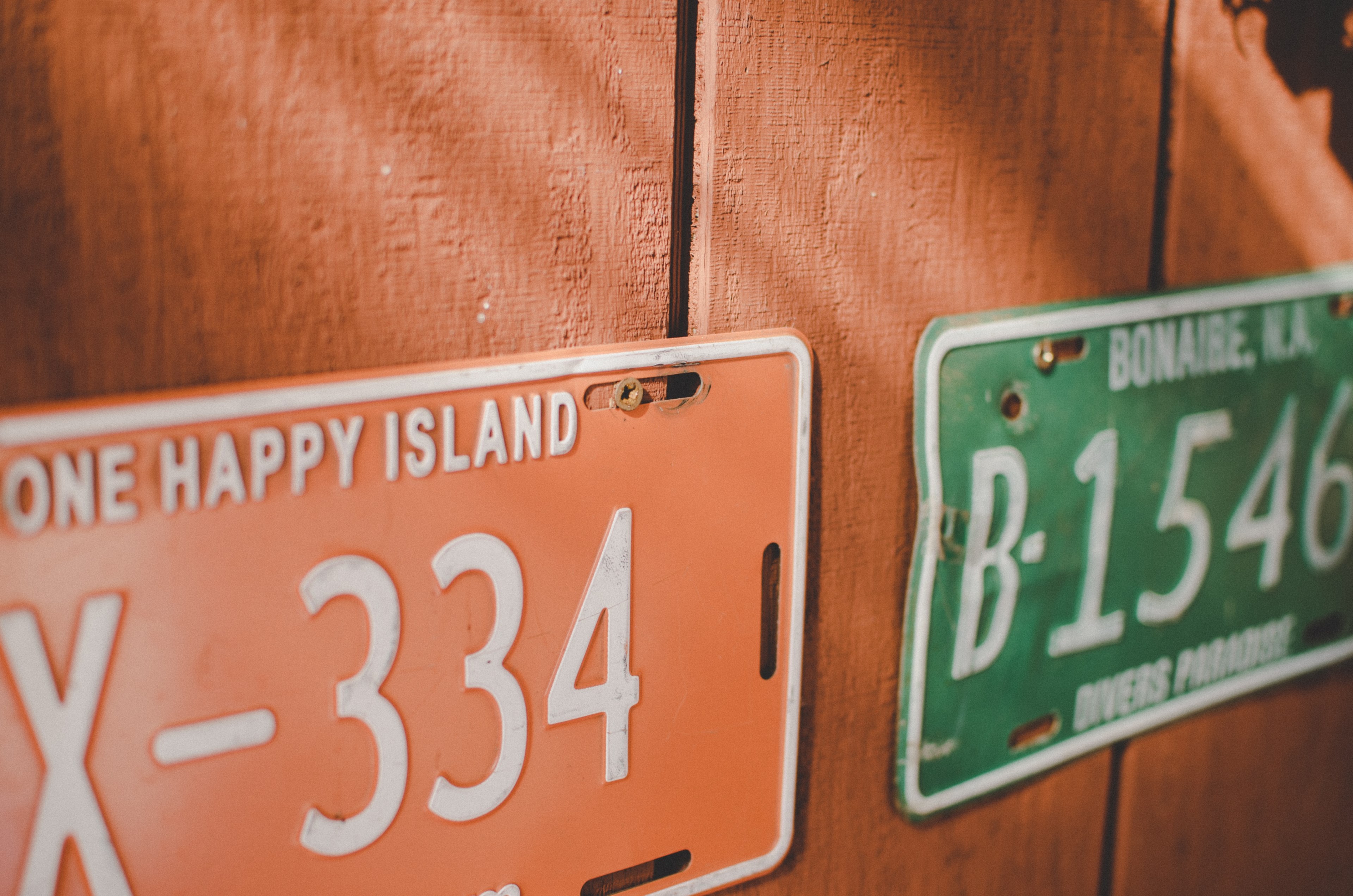 license plates on the orange wall in carribean netherlands, _tropical license plates 4k, HD Wallpaper