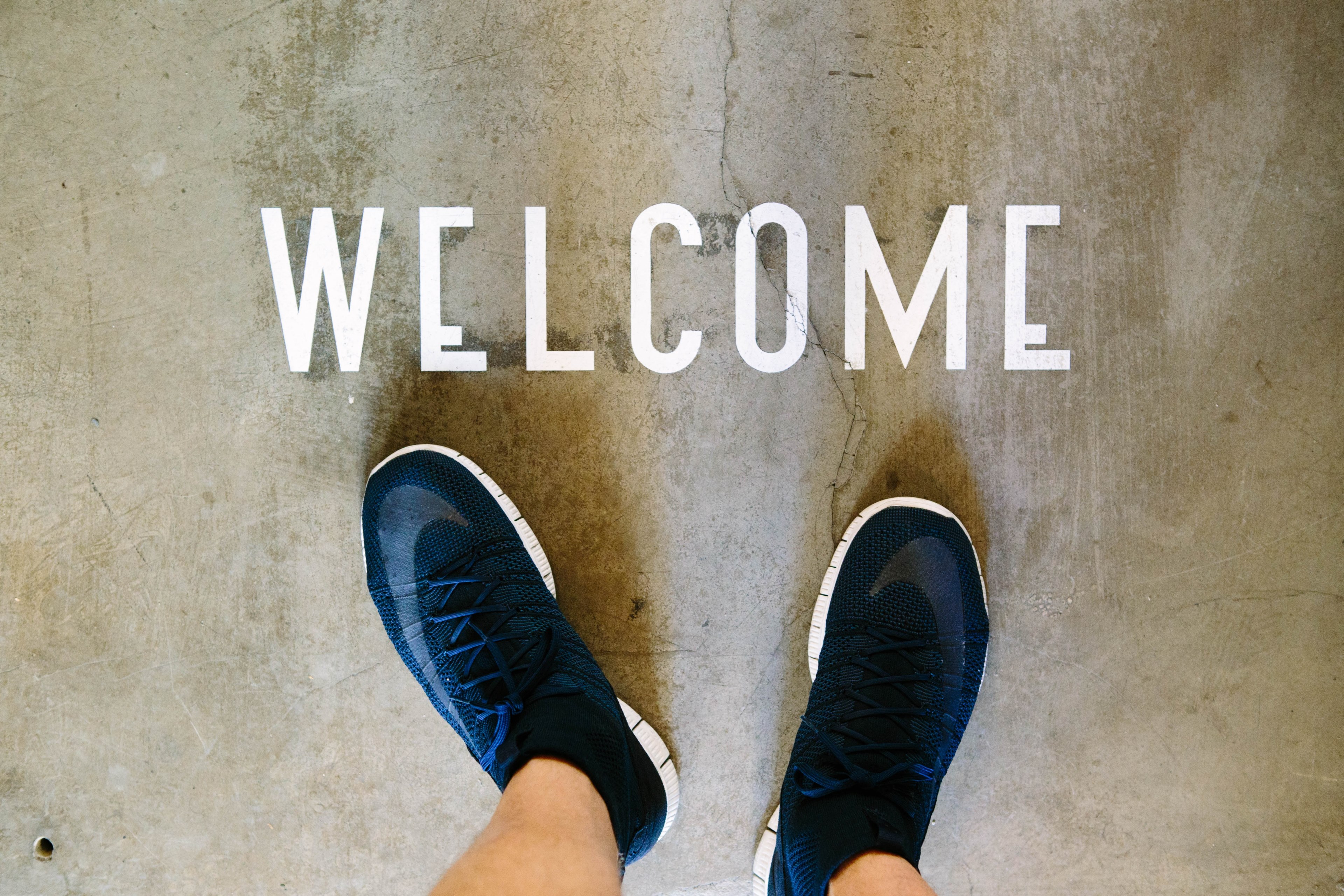 a persons feet in front of a welcome sign, _floor welcome sign 4k, HD Wallpaper