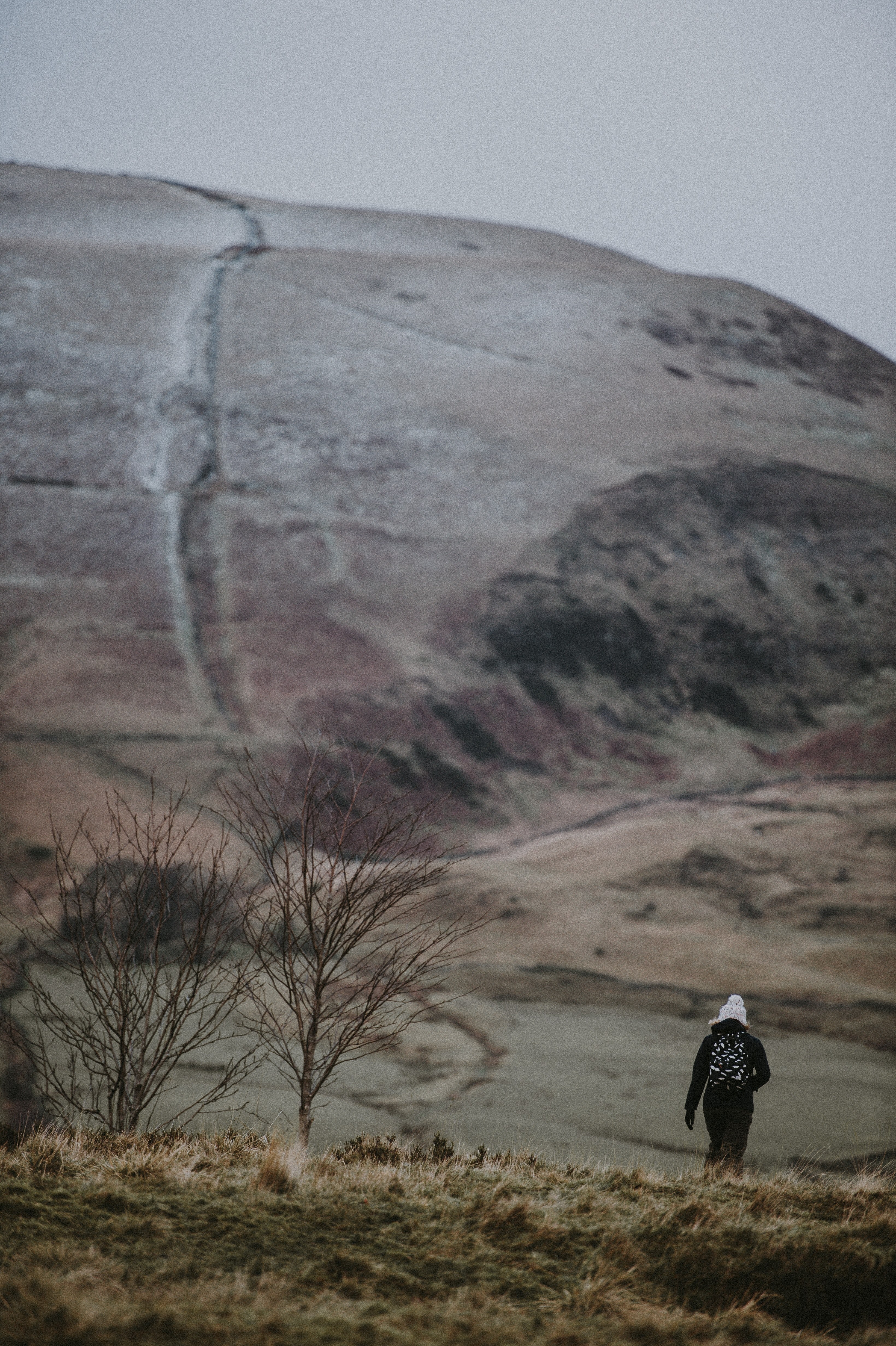 woman walking in countryside 4k, Phone HD Wallpaper