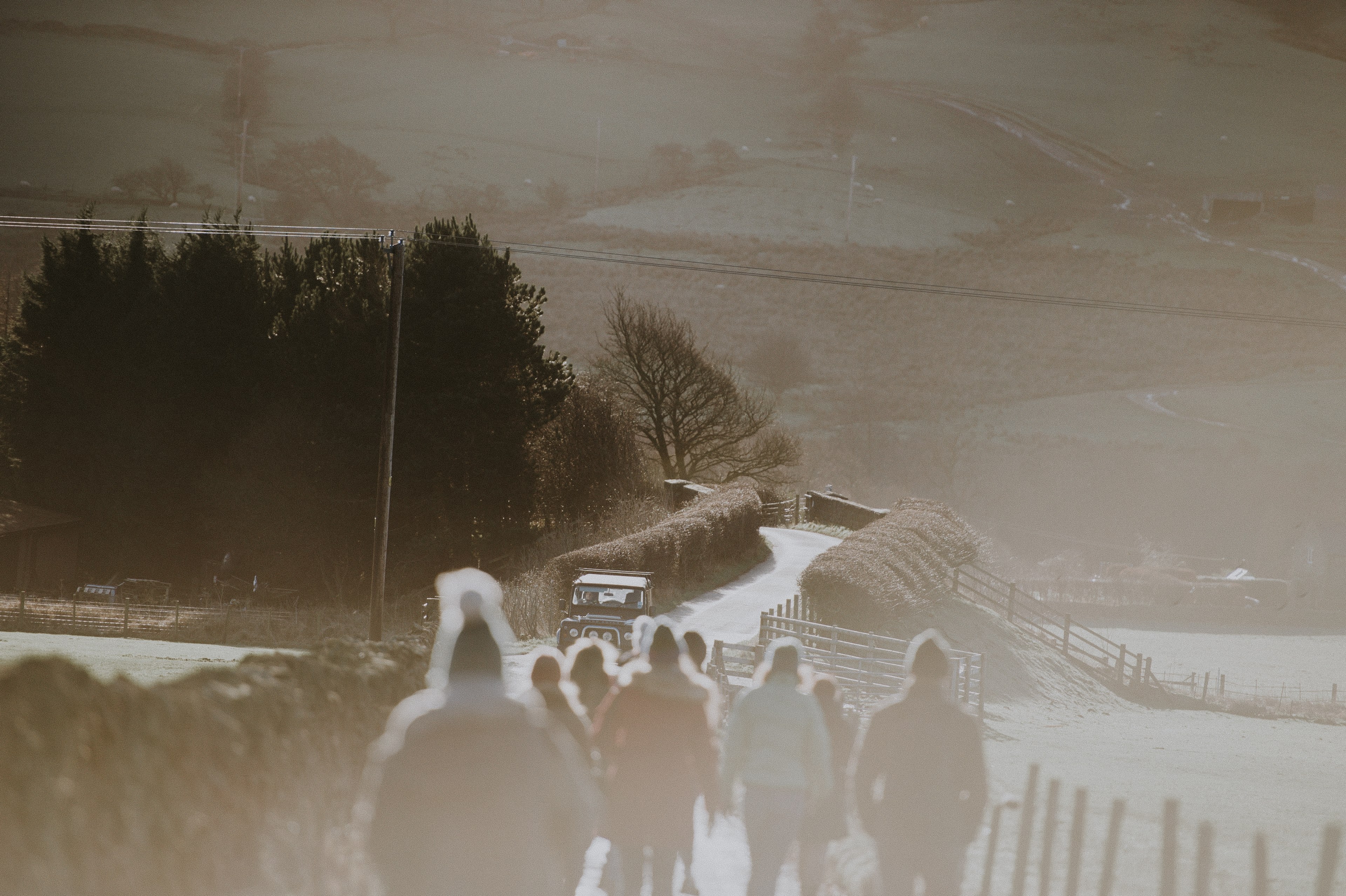 people walking along country lane land rover 4k, HD Wallpaper