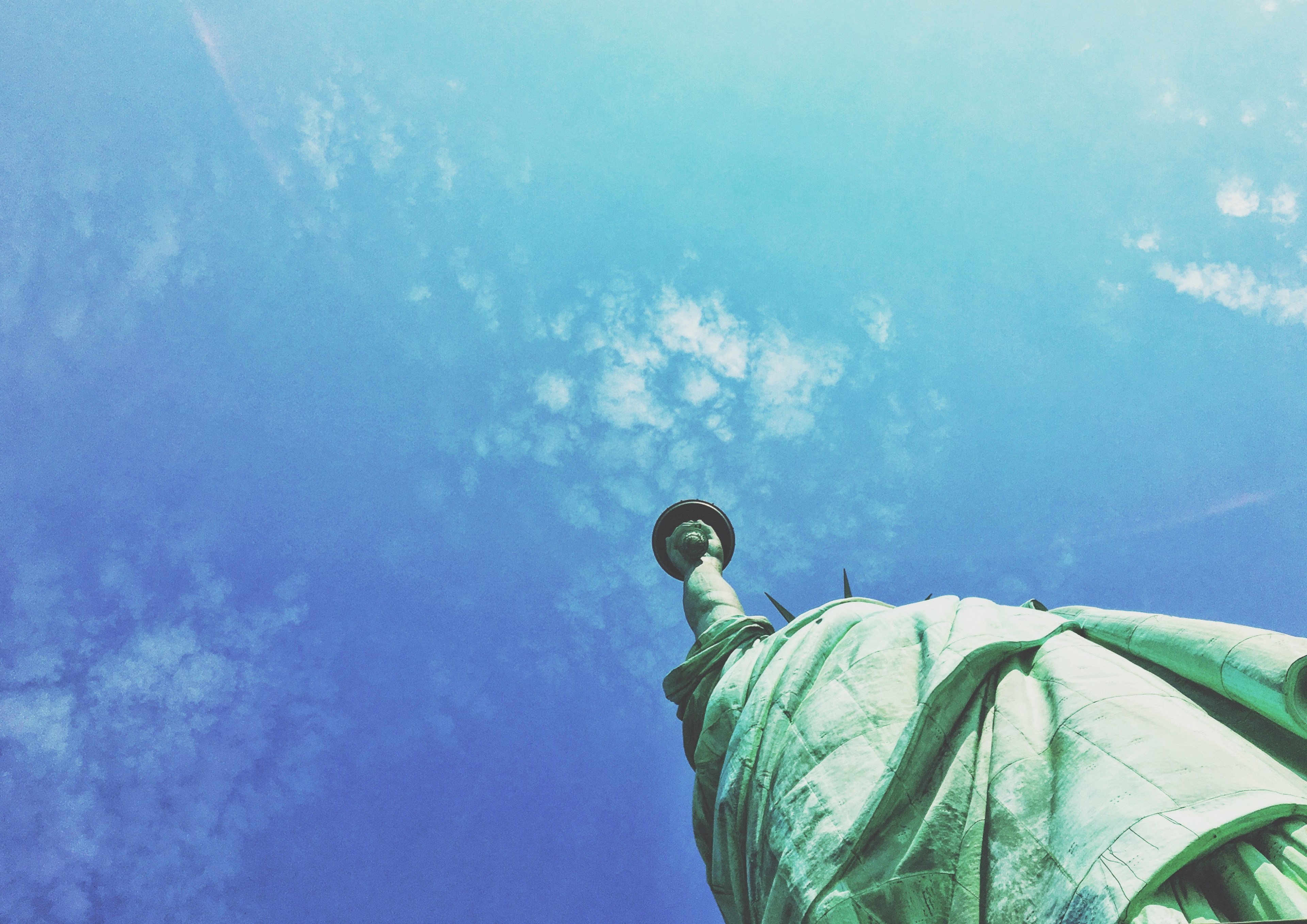 sky cloud statue of liberty and looking up 4k, HD Wallpaper