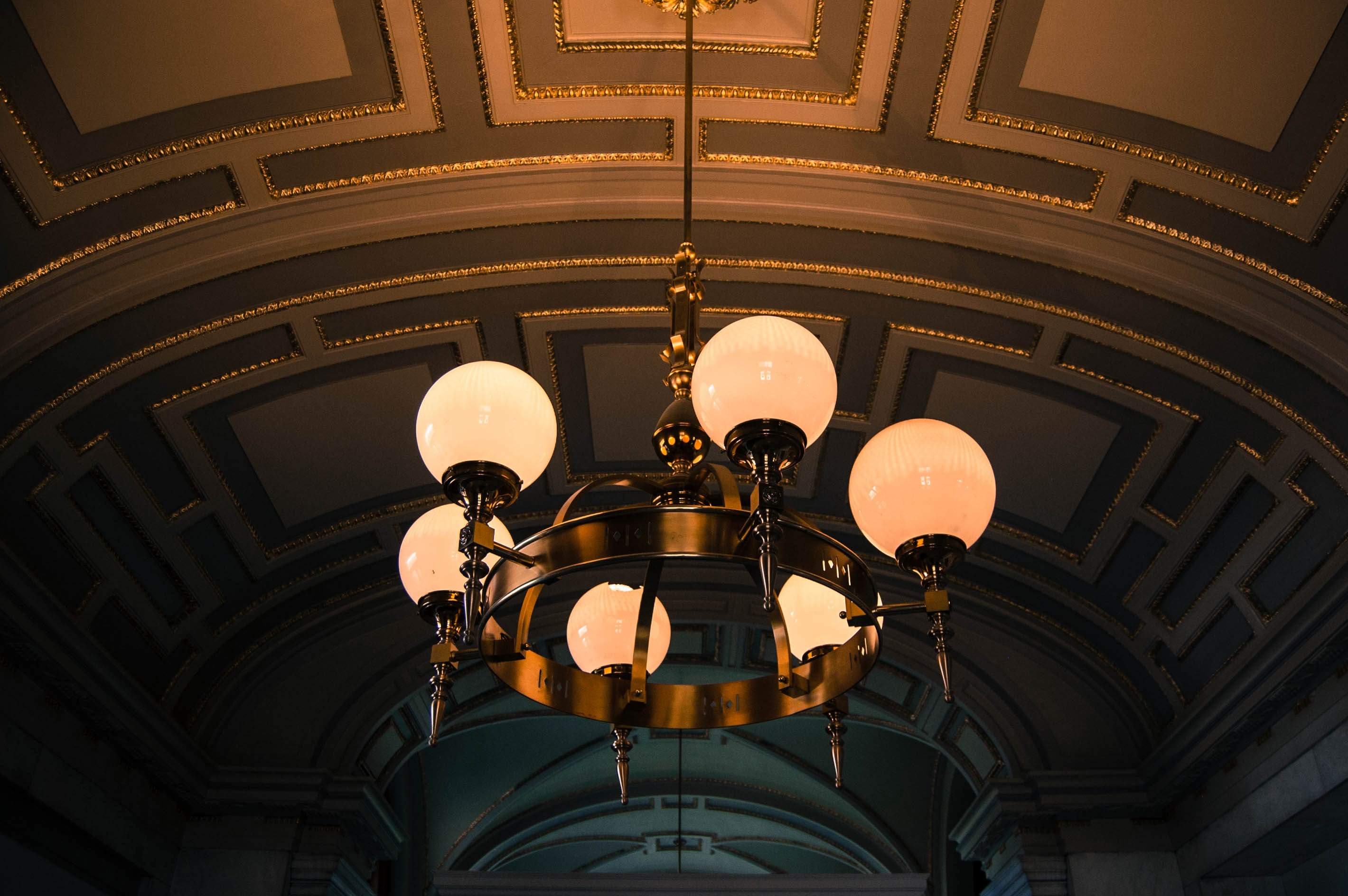 incandescent globe bulbs on a gold chandelier hanging from an ornate ceiling, elegant chandelier 4k, HD Wallpaper