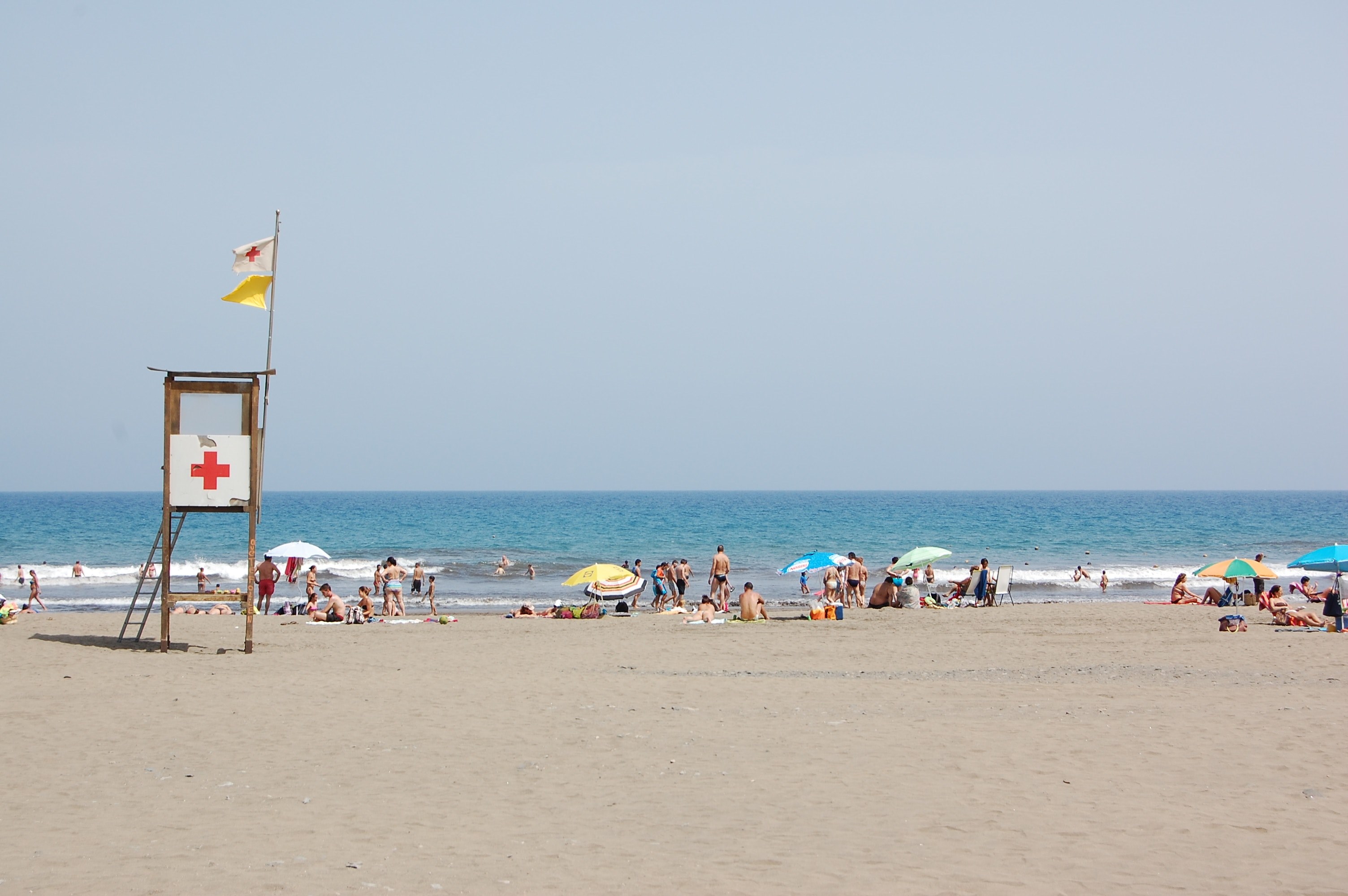 lifeguard tower on crowdy sand beach in gran canaria, crowdy beach in gran canaria 4k, HD Wallpaper