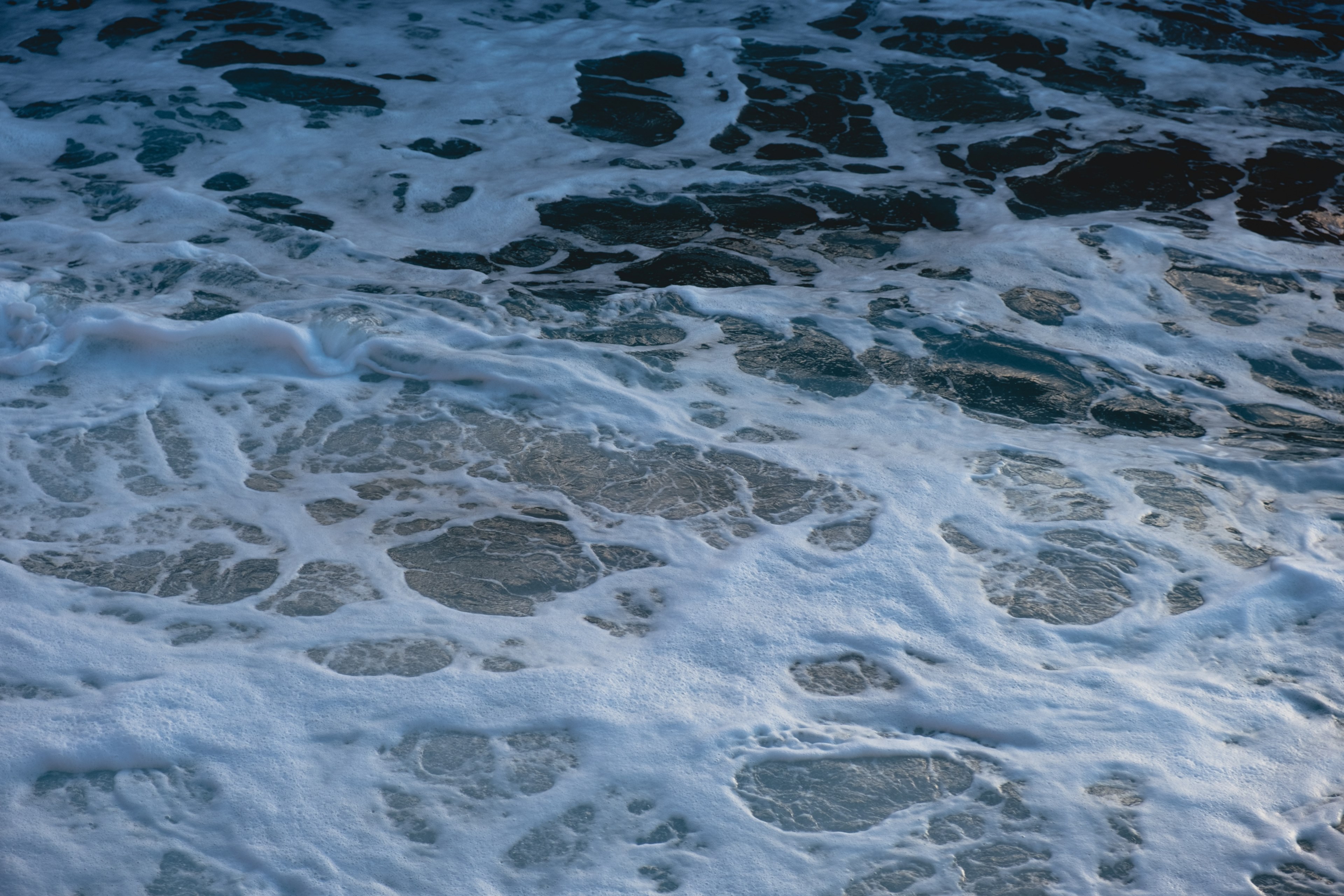 ocean foam with waves rippling at gold coast, ocean foam 4k, HD Wallpaper