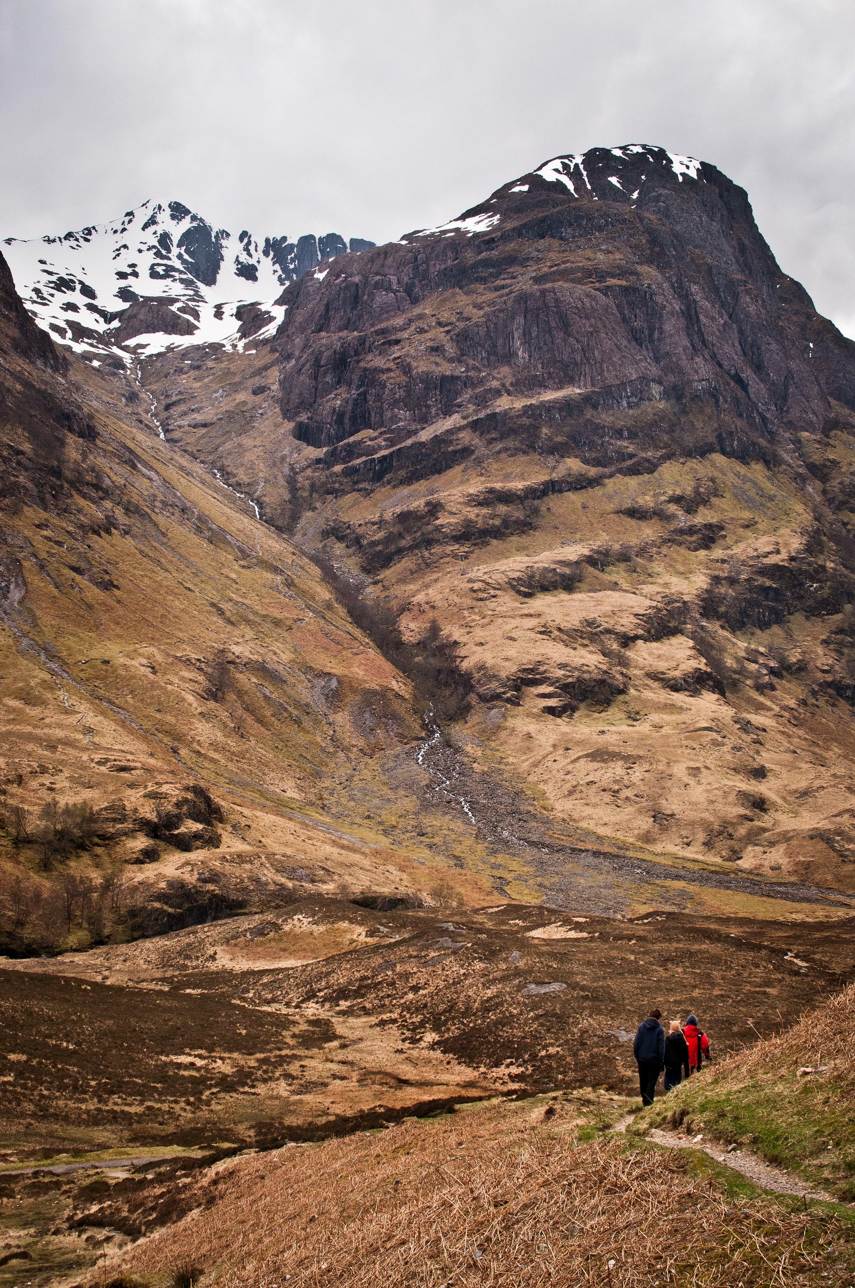 hikers on a dirt path at the foot of a mountain in glencoe, glencoe 4k, Phone HD Wallpaper
