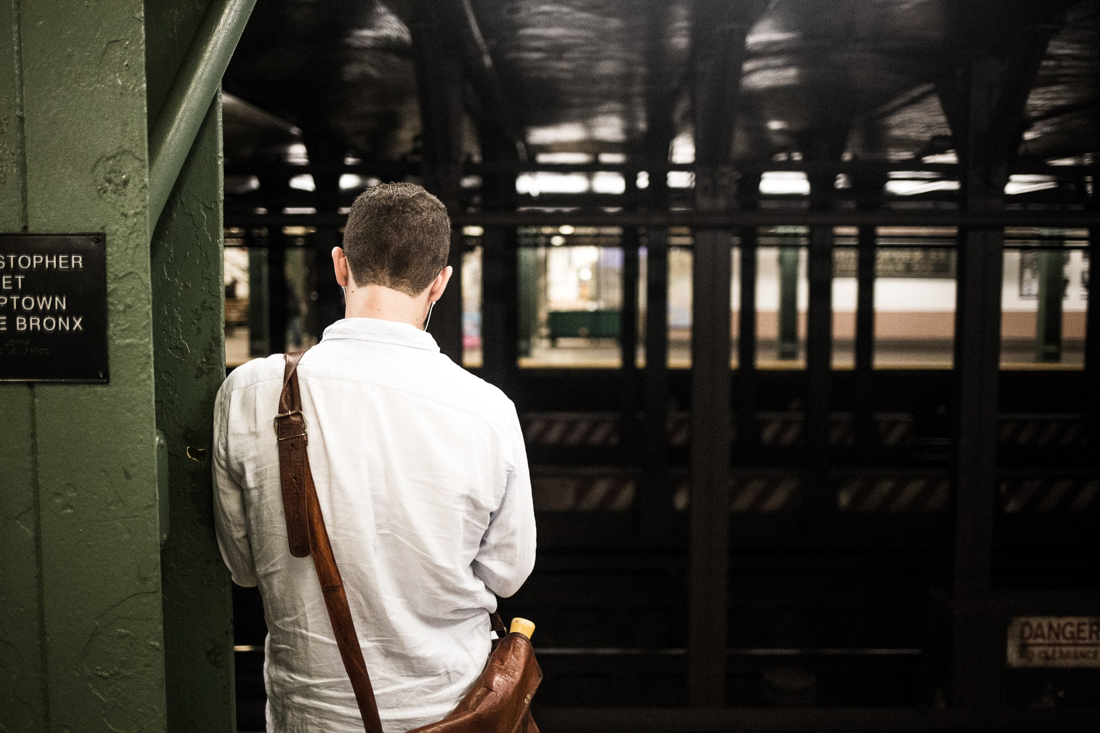 man leaning up against a post waiting for a new york subway to the bronx, subway station blues 4k, HD Wallpaper