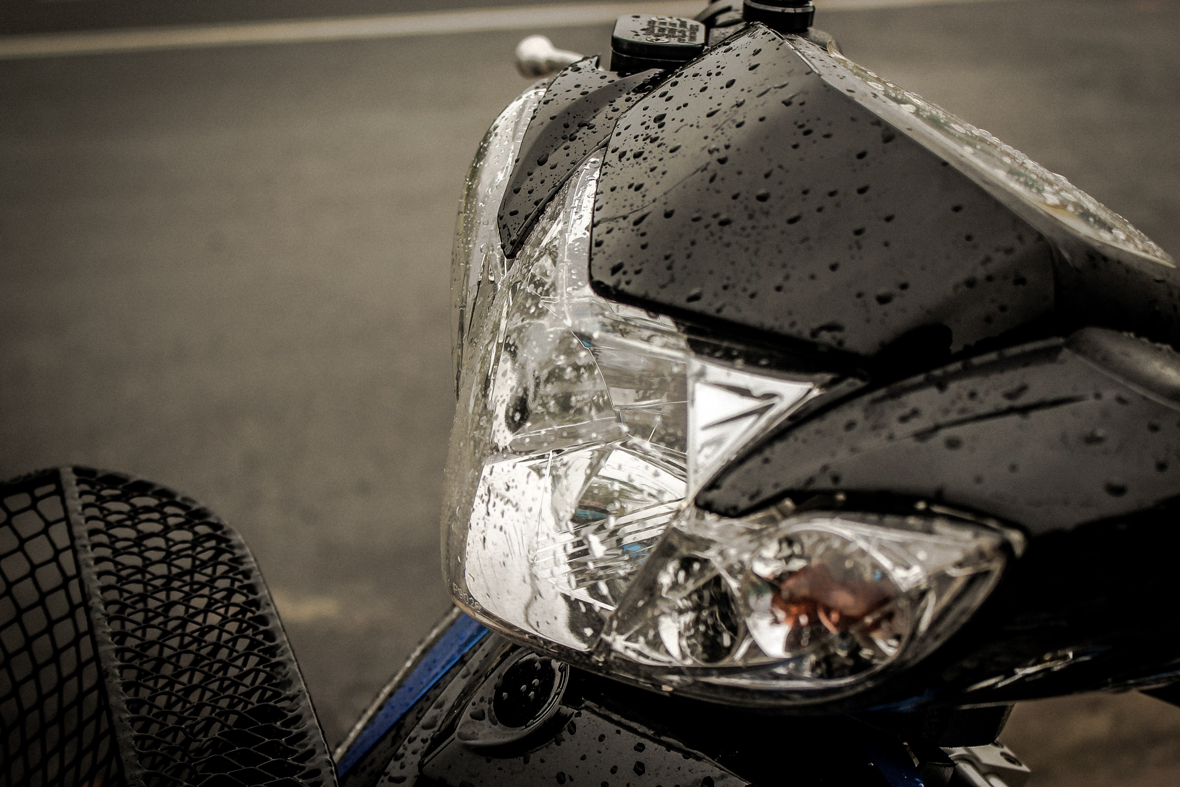 macro of raindrops on the front of a scooters headlight, bikervn 4k, HD Wallpaper