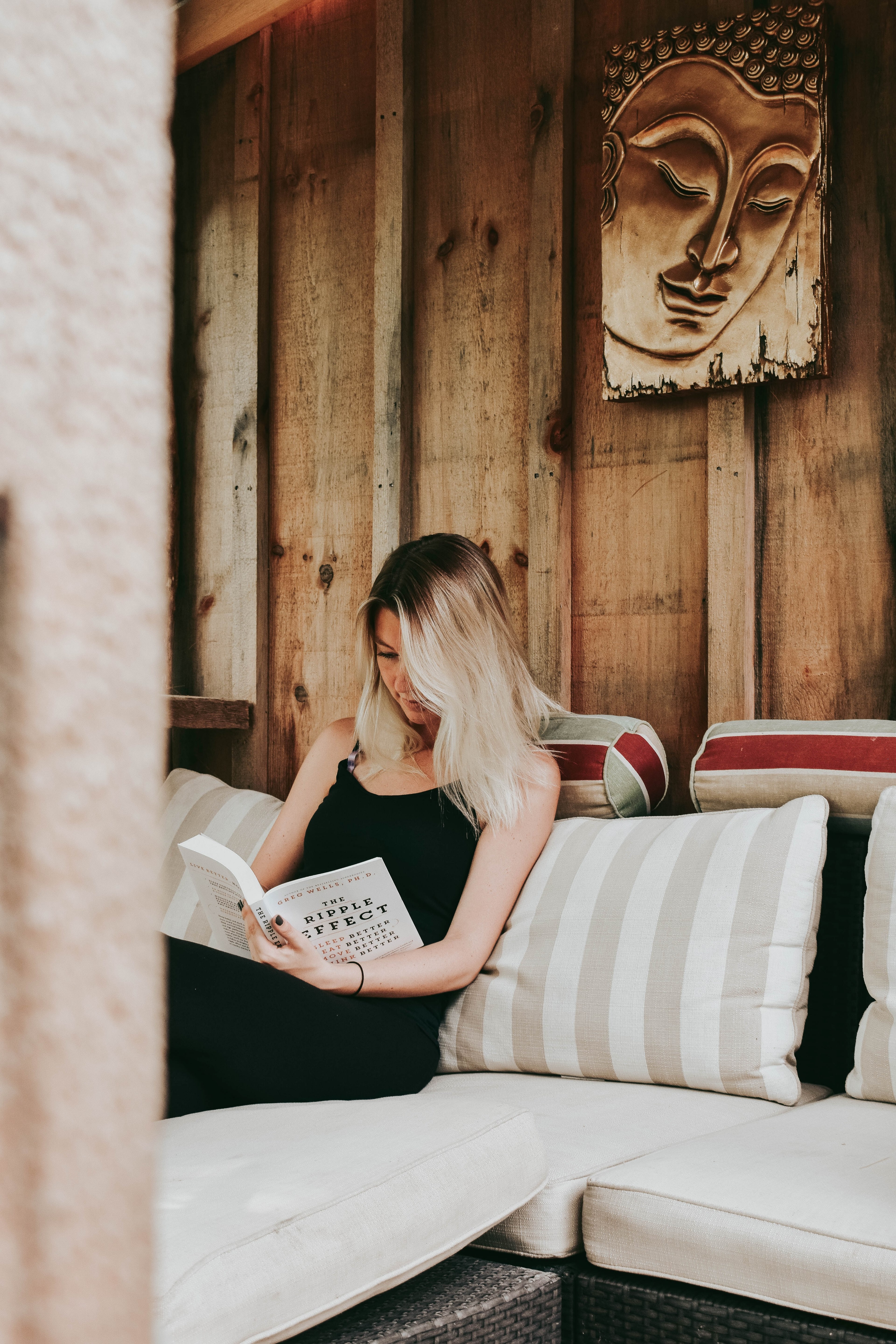woman in a relaxing nook reading a book by herself, reading nook 4k, Phone HD Wallpaper
