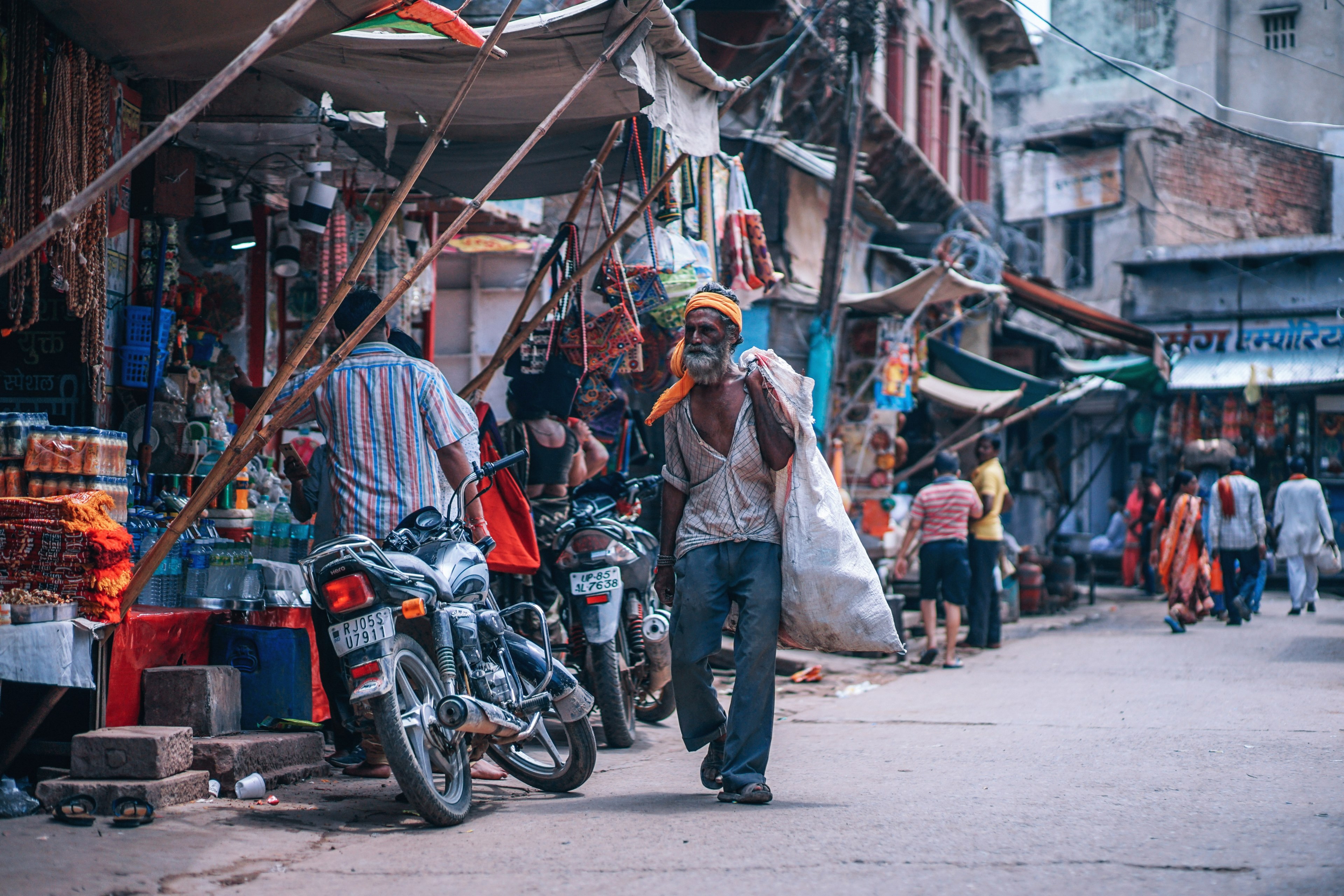 man carrying trash 4k, HD Wallpaper