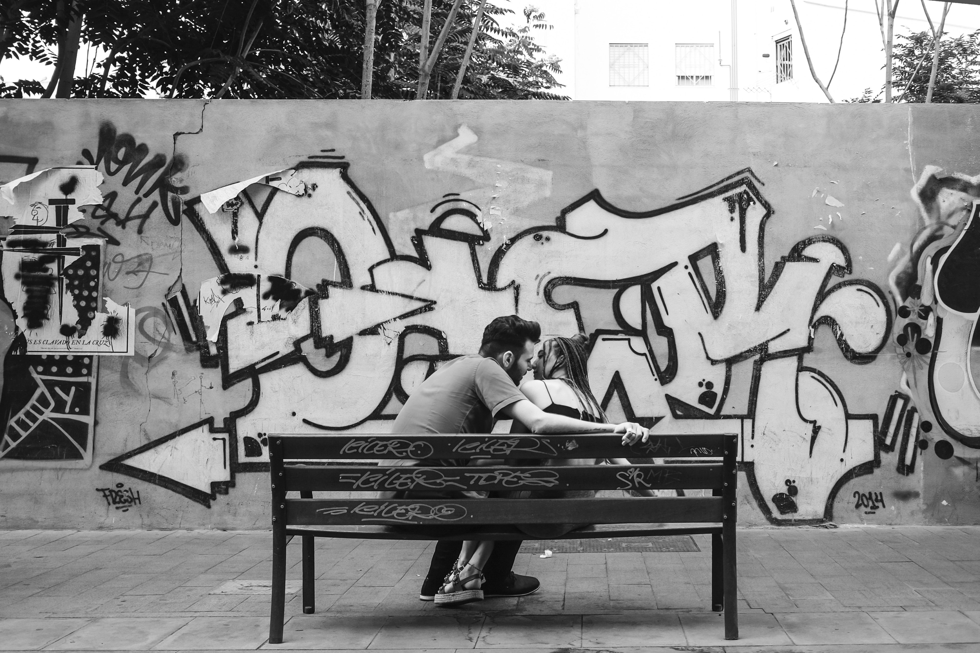 kiss couple love and street 4k, HD Wallpaper