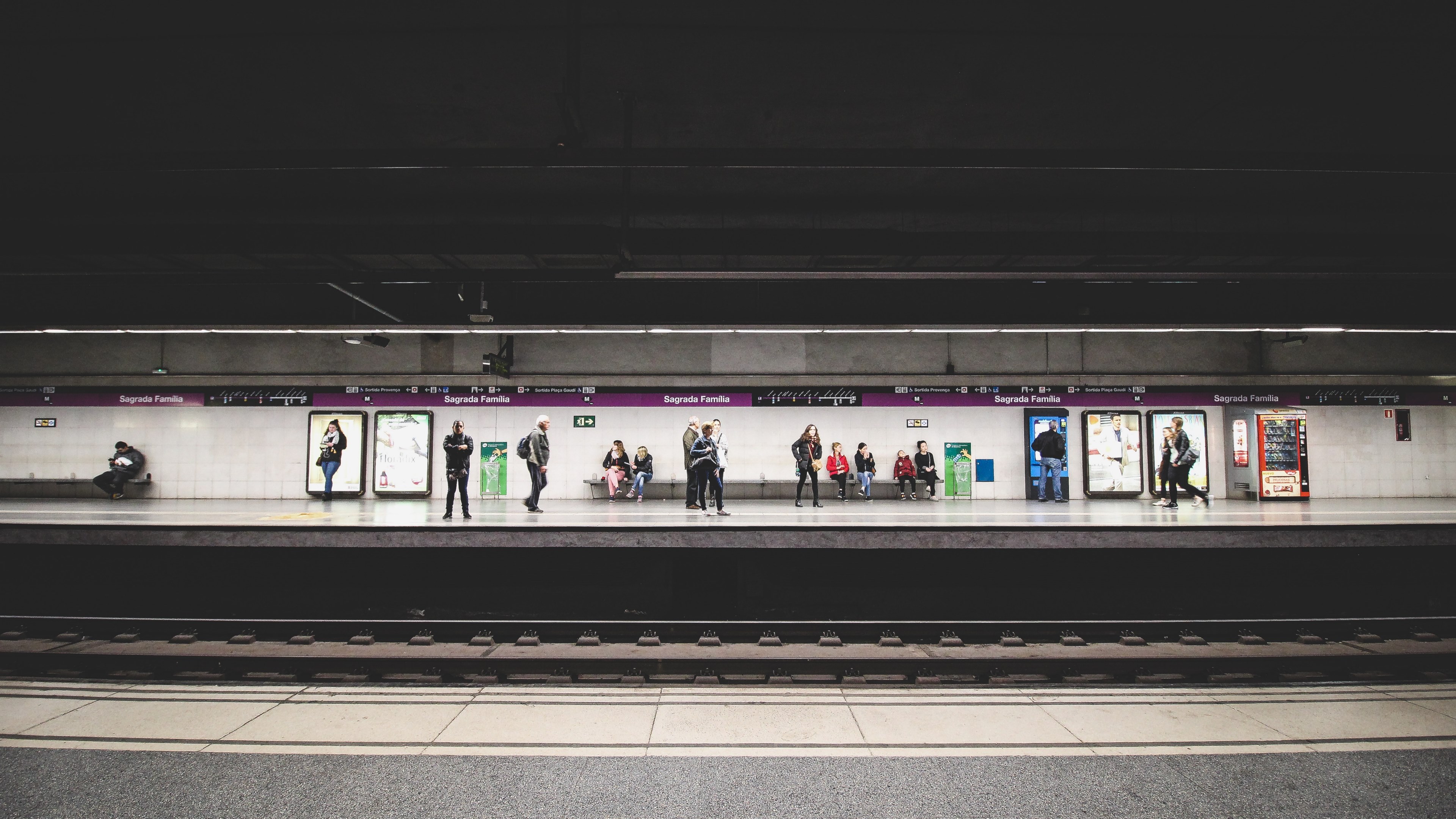 diverse group of people wait for the train to arrive at the station, sagrada familia metro 4k, HD Wallpaper