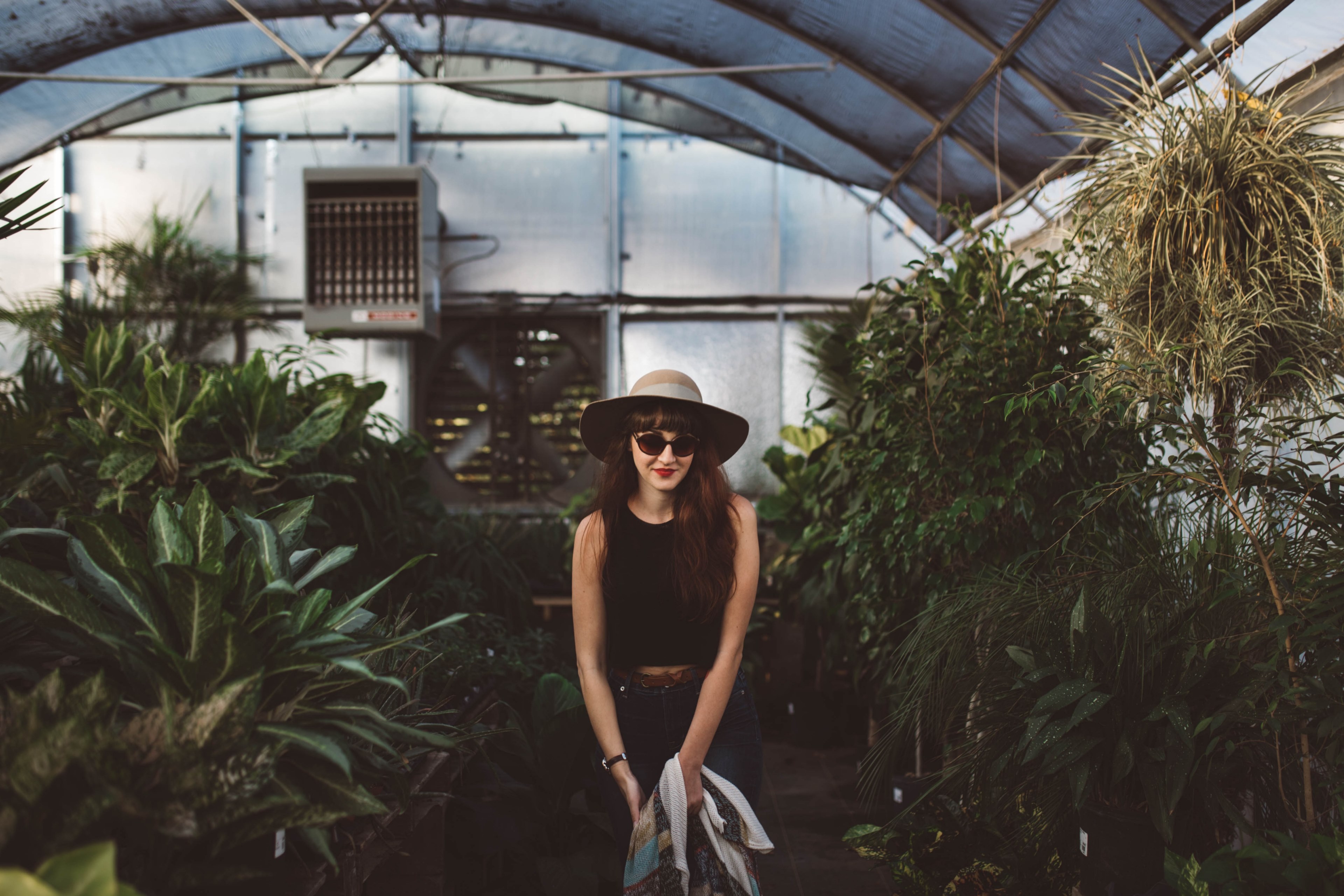 woman alone and smiiling inside a greenhouse, happy to be alone 4k, HD Wallpaper