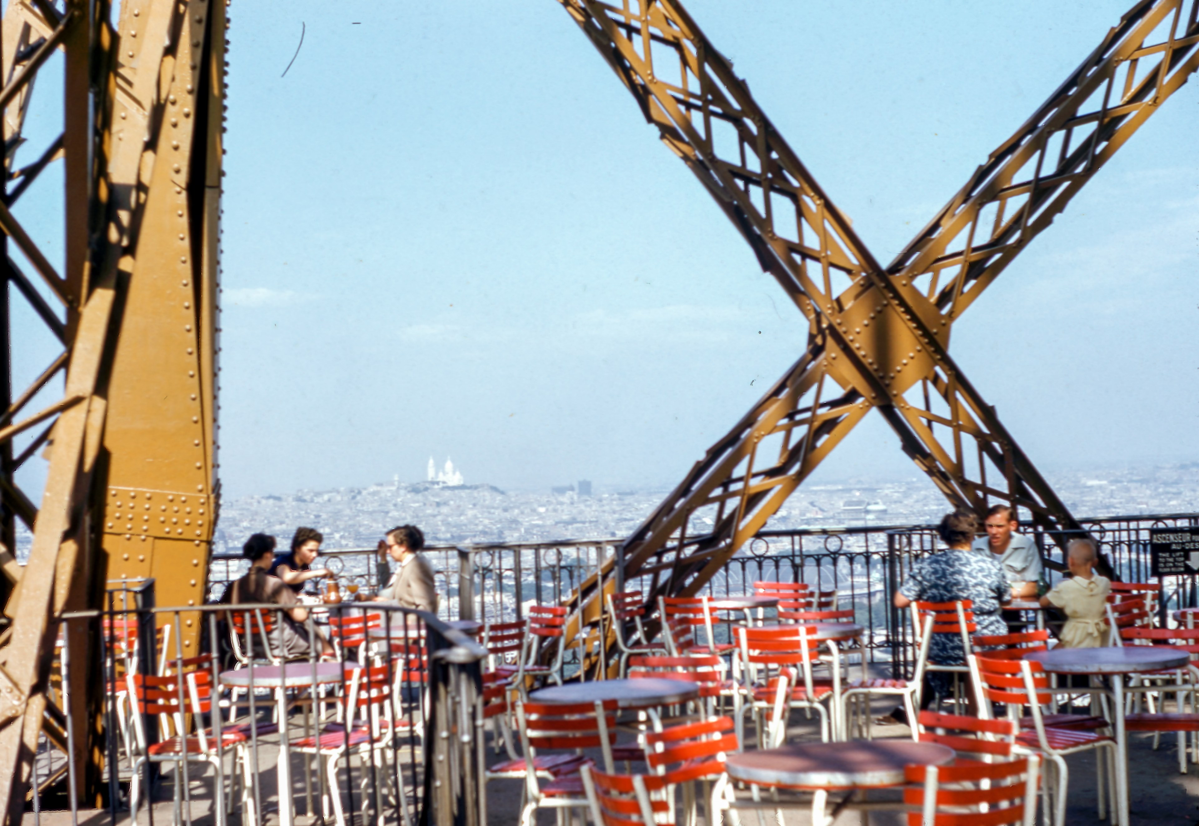two groups of people sitting at patio tables on the eiffel tower terrasse in paris, eiffel tower people dining 4k, HD Wallpaper