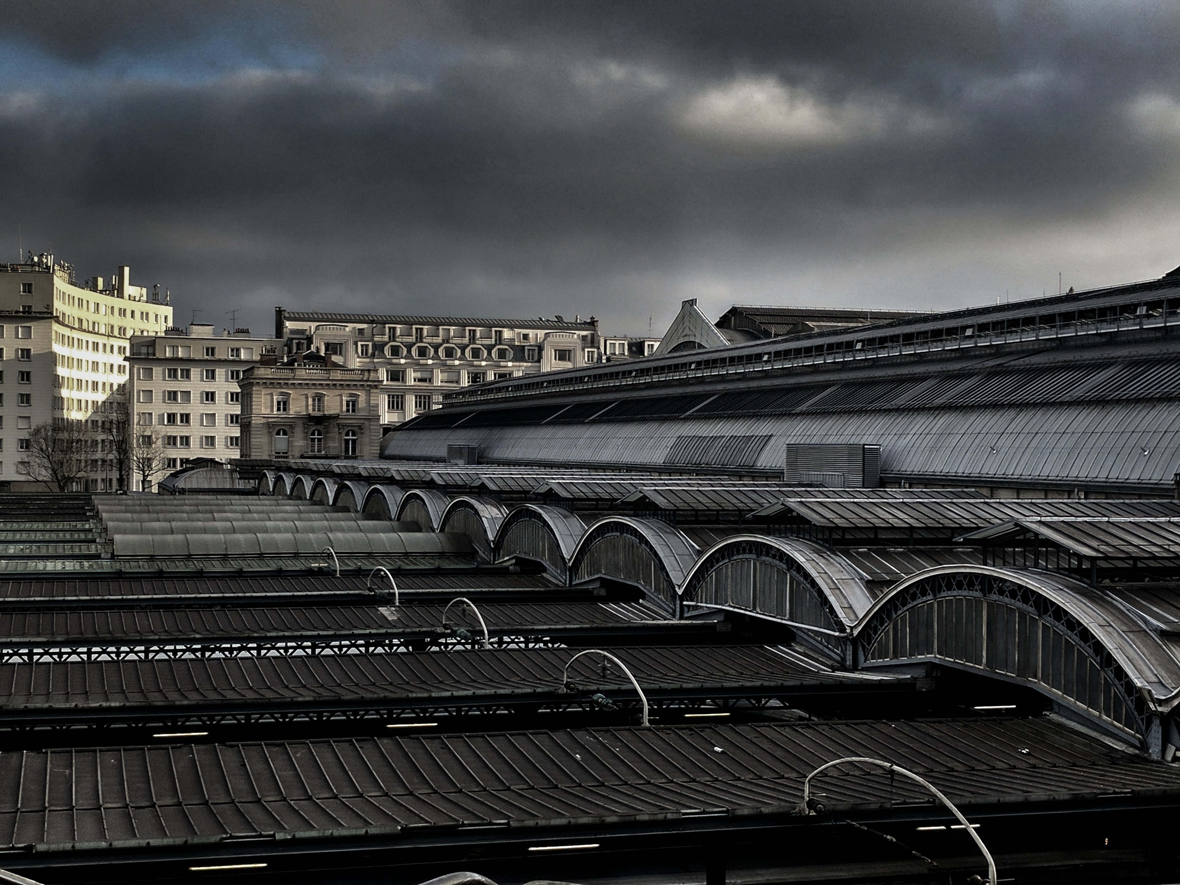 the architecture of an urban building with a cloudy gray sky, _paris train station 4k, HD Wallpaper