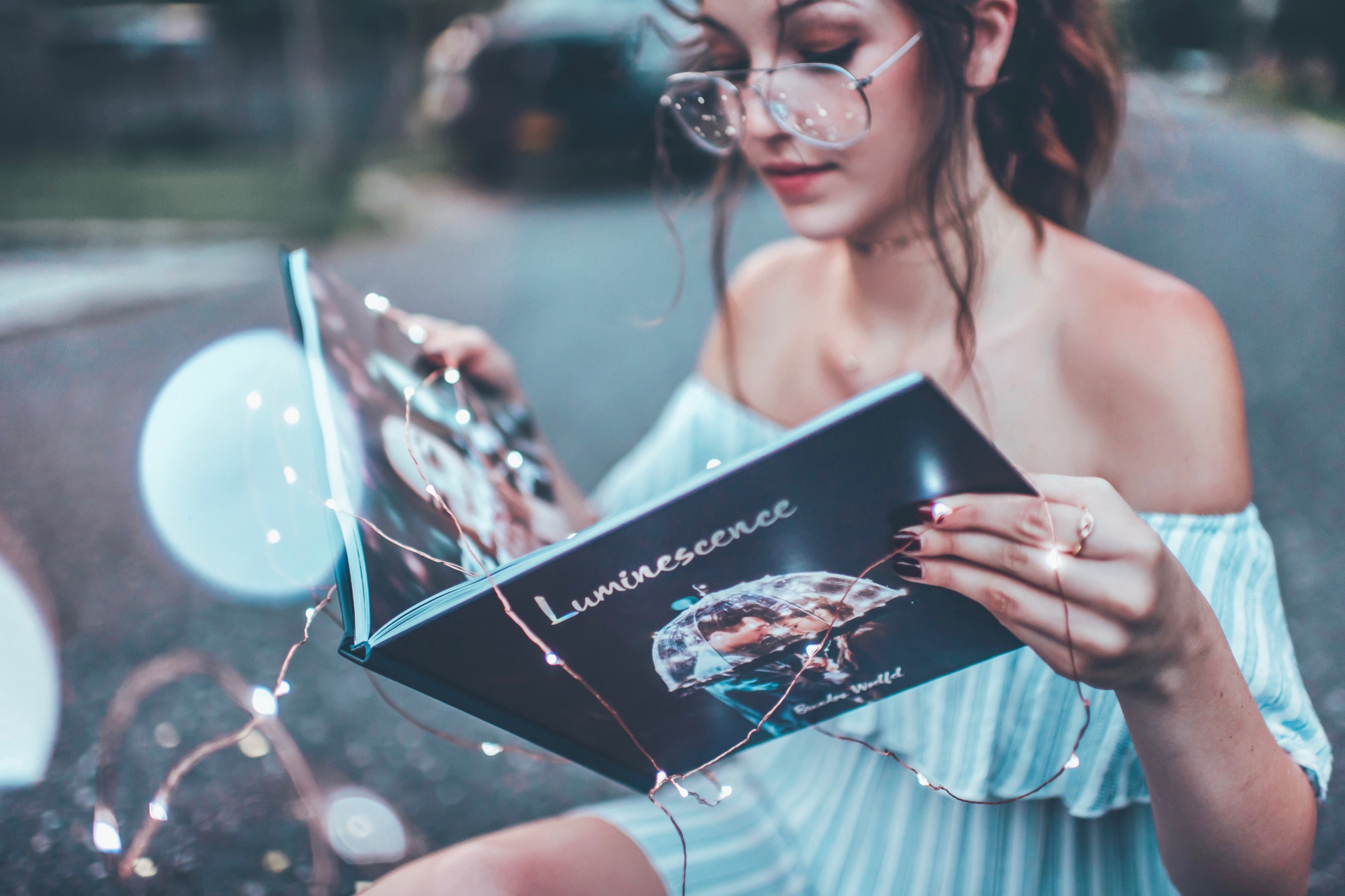 woman female glasses and fairy lights 4k, HD Wallpaper