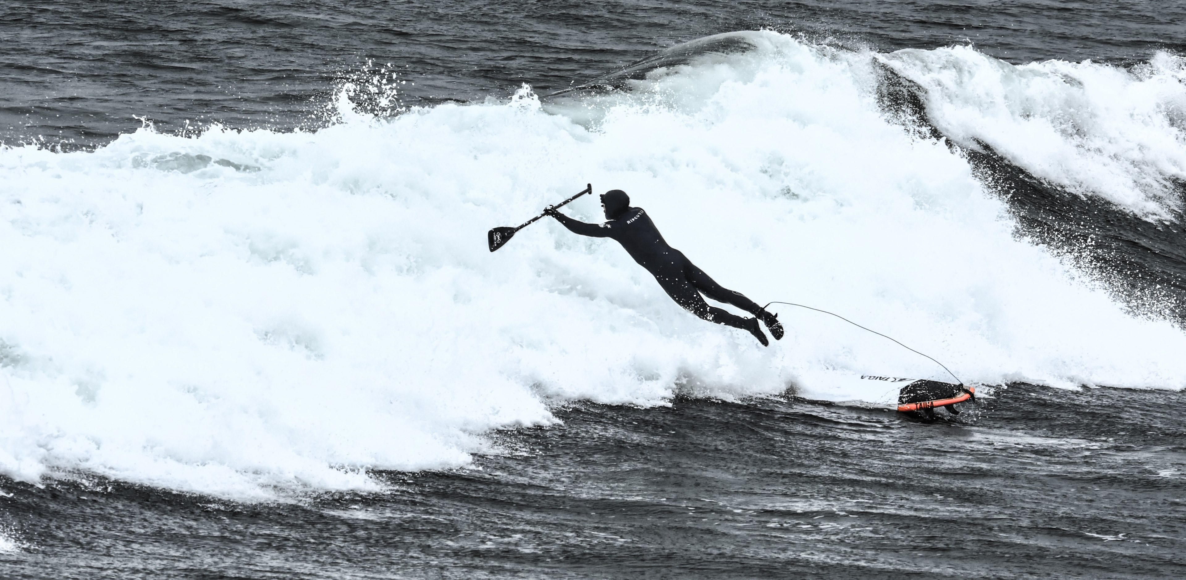 a man in a wetsuit holding a paddle jumping or falling off a paddleboard as a wave hits at wells, paddleboarder loses balance 4k, HD Wallpaper