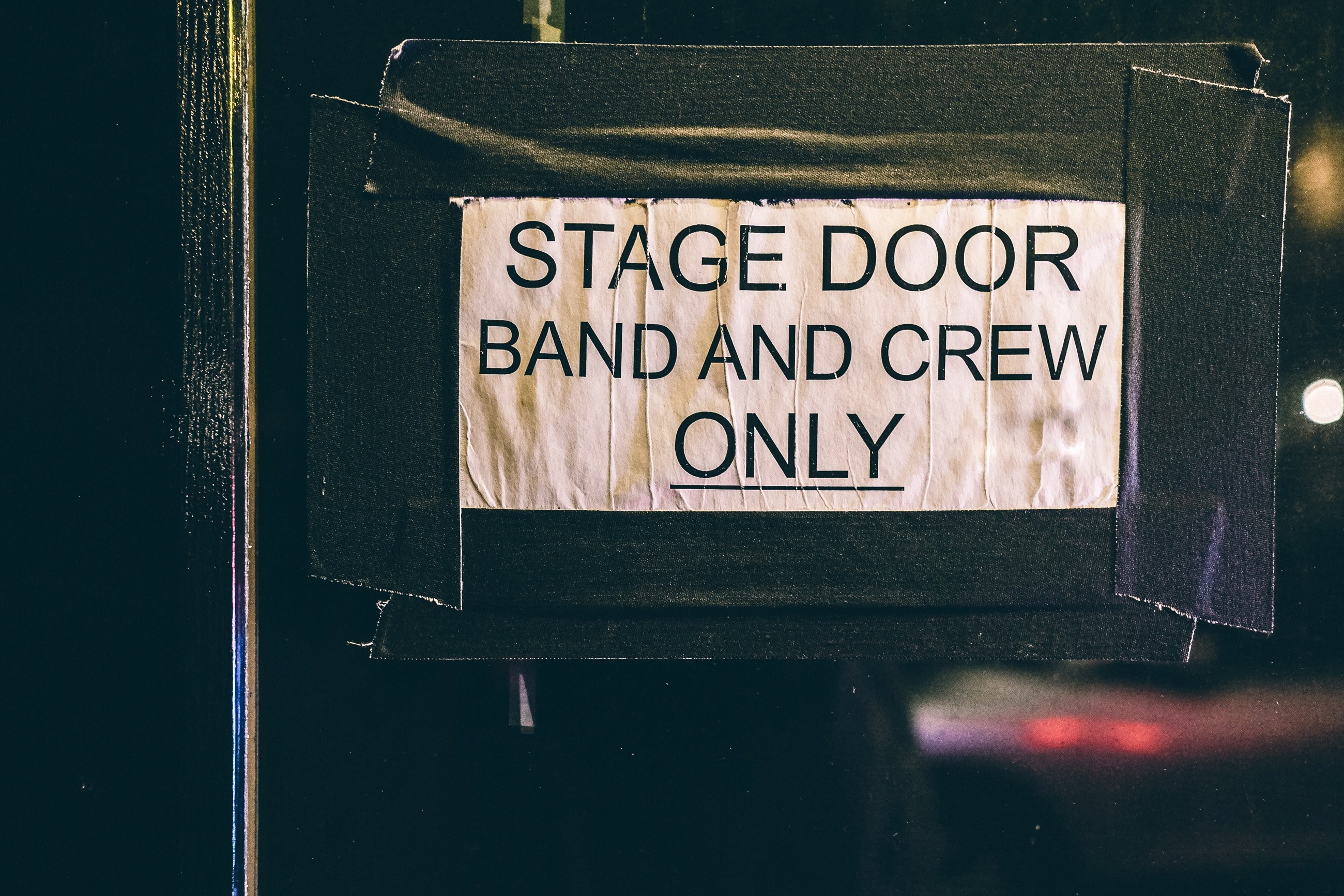 sign band backstage and door 4k, HD Wallpaper