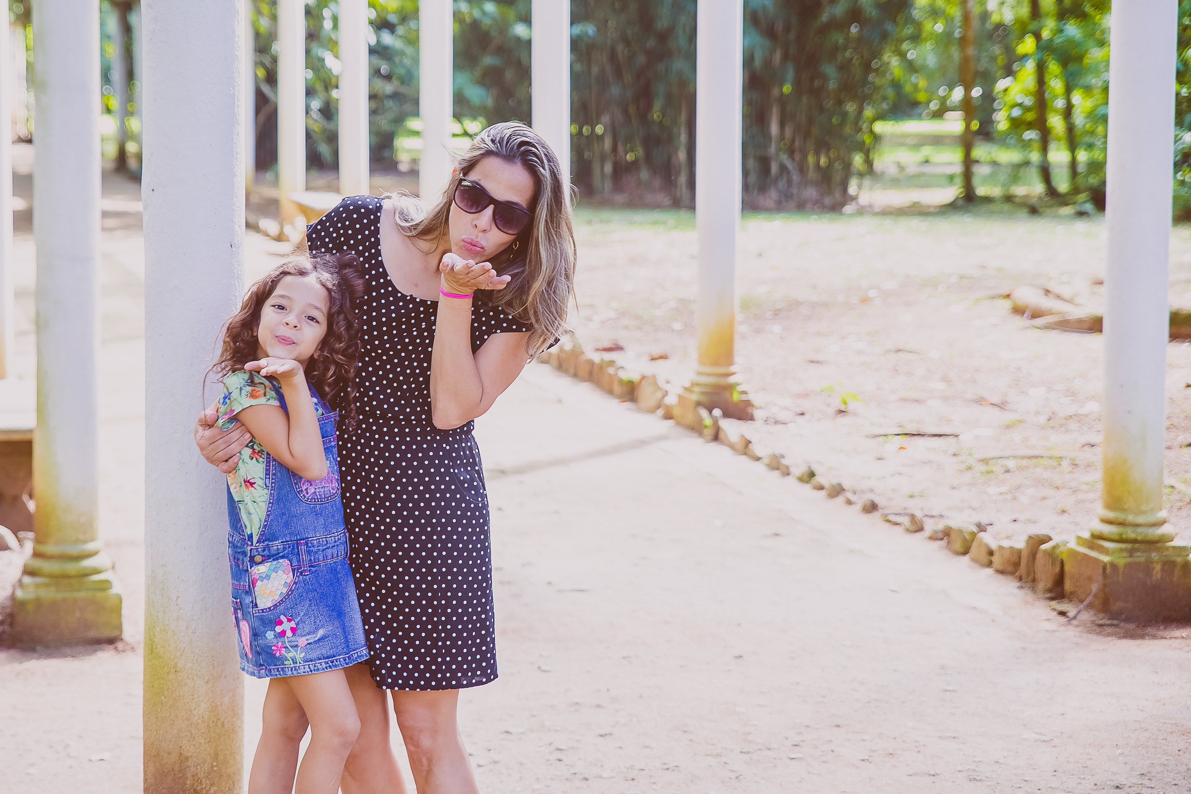 a woman puts her arm around a young girl and both blow kisses, beijo pro papai 4k, HD Wallpaper