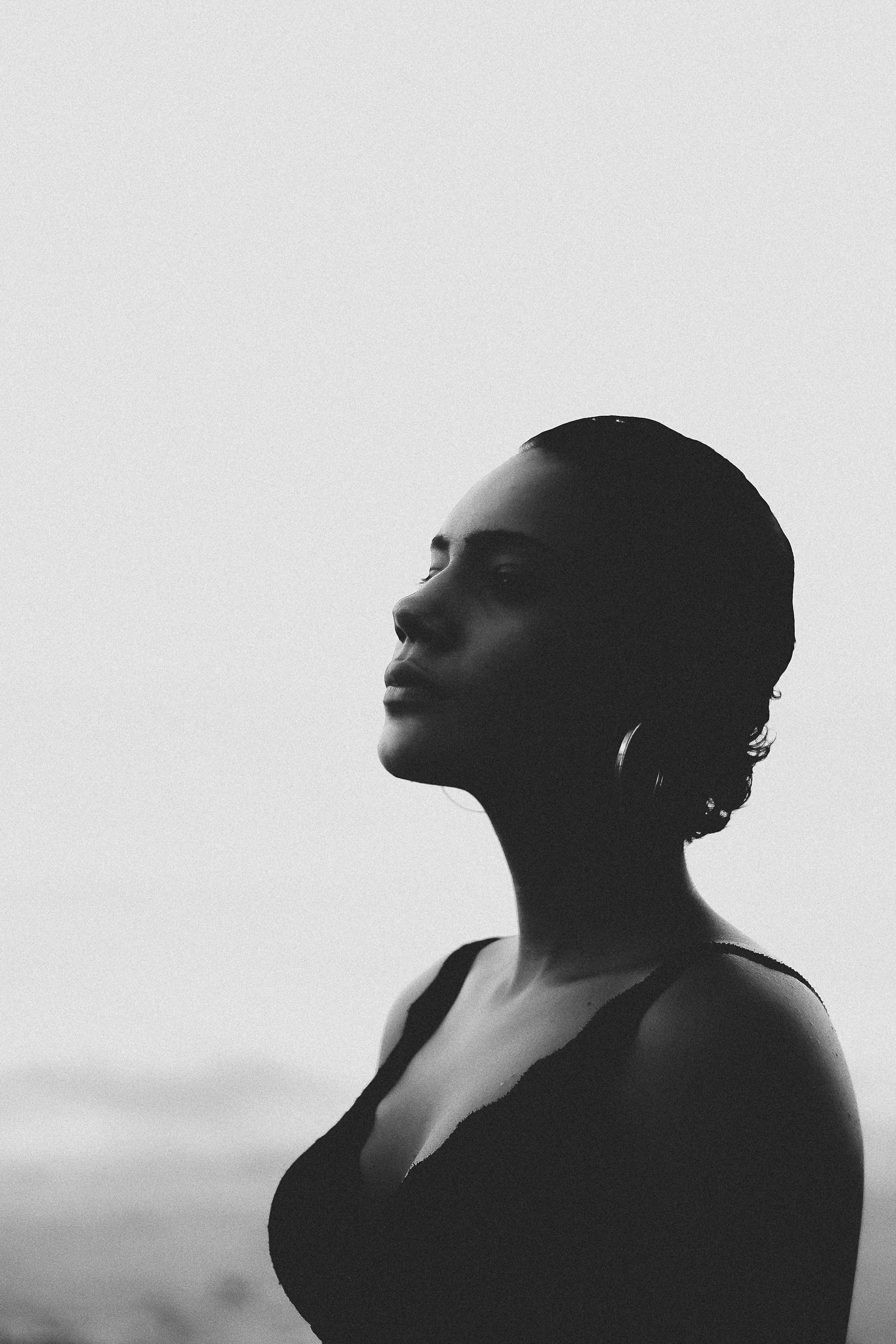 glamourous woman in black and white with hoop earrings and a v neck top, oasis 4k, Phone HD Wallpaper